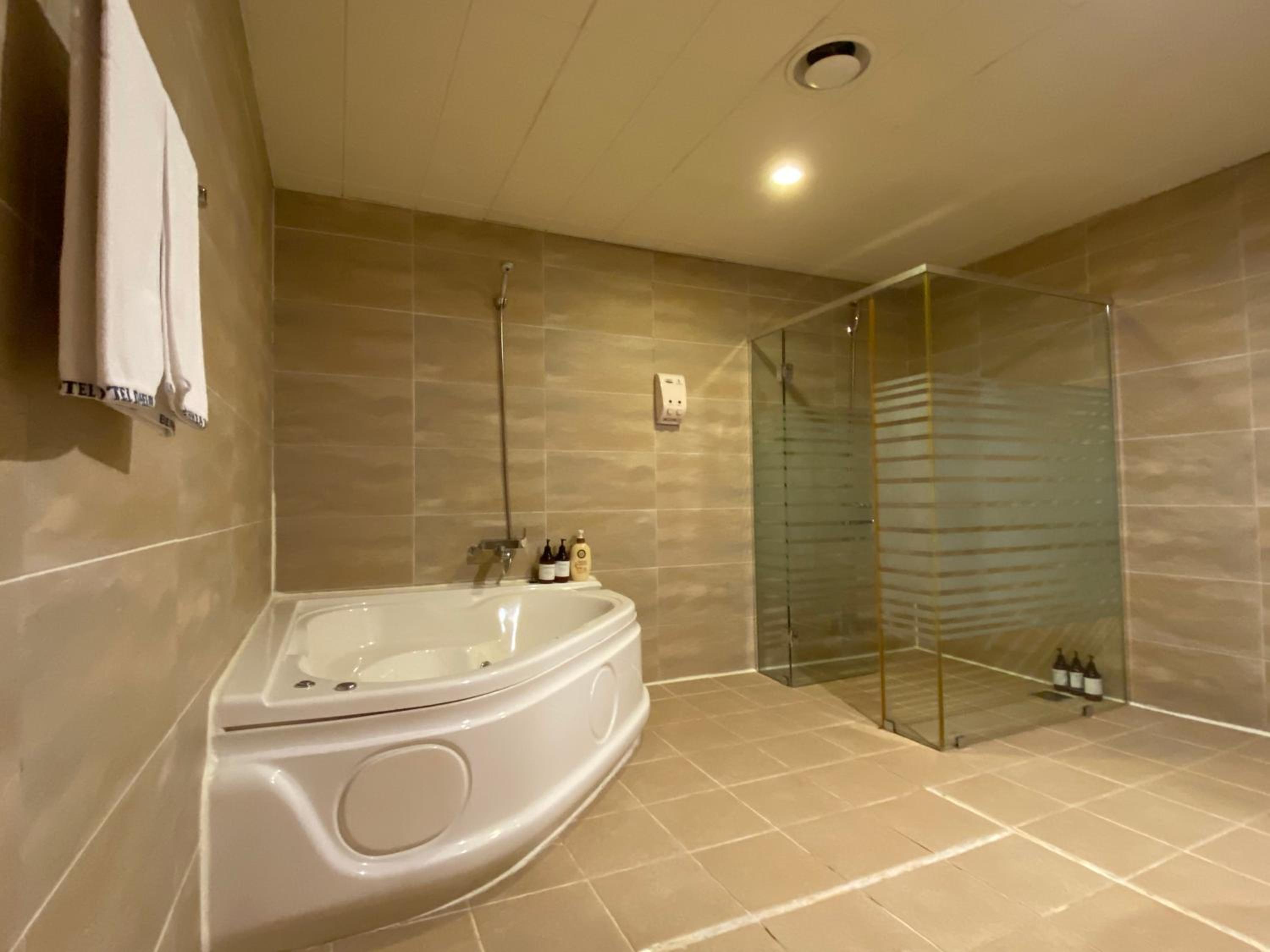Suite - Photo 6