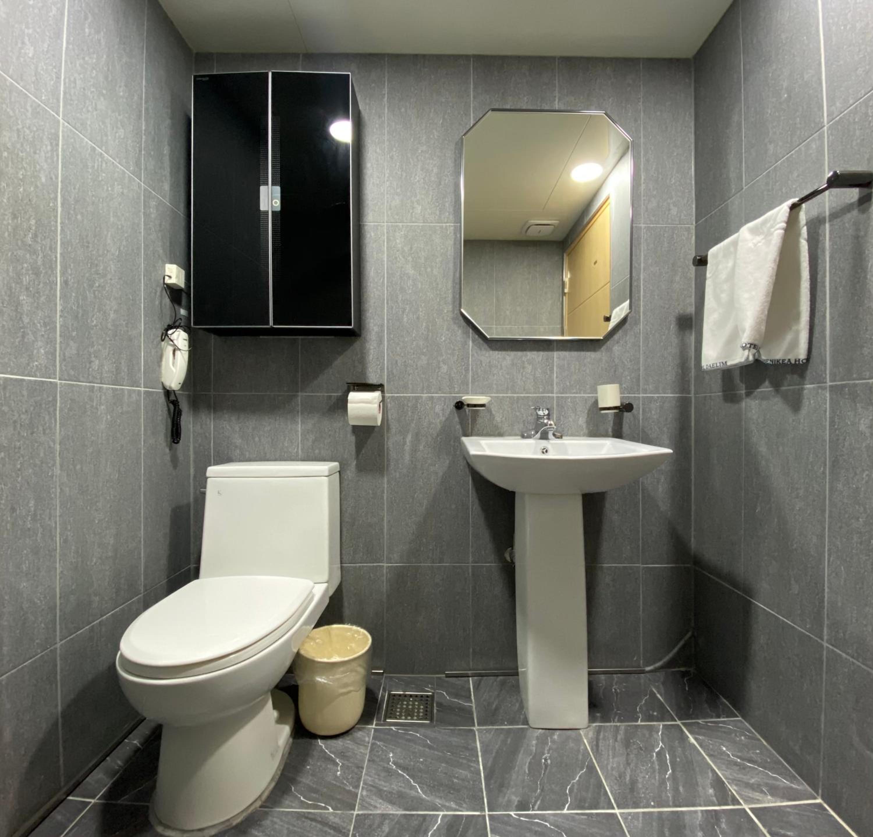 Standard Twin Room - Photo 5