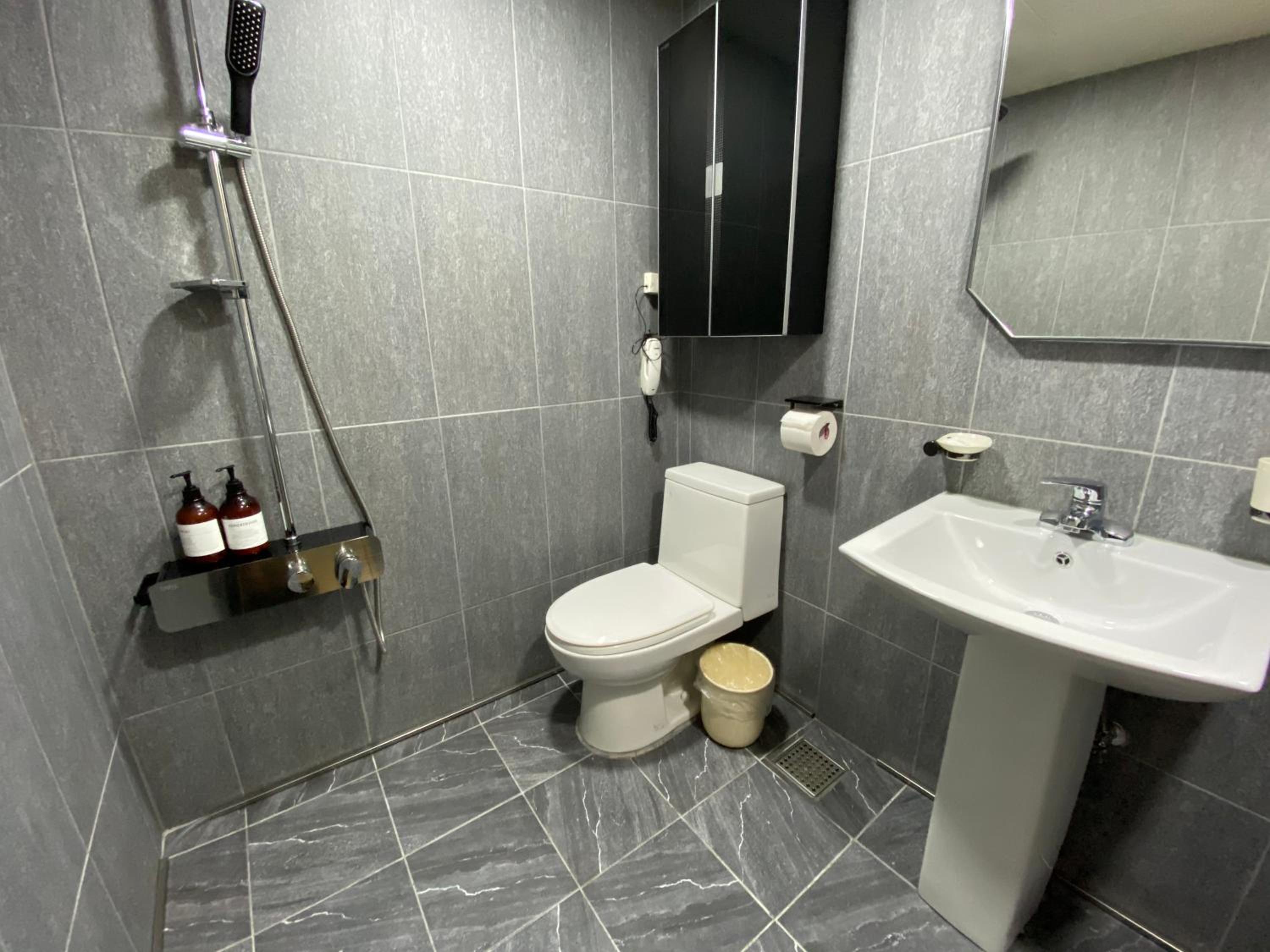 Standard Double Room with Shower - Photo 3