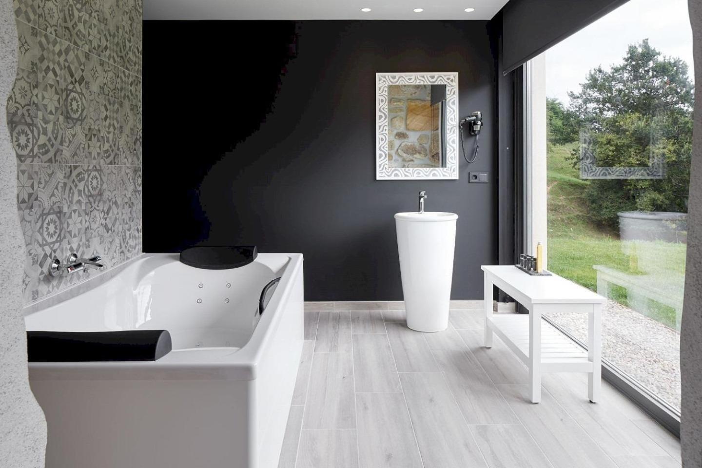Deluxe Suite with Spa Bath - Photo 5