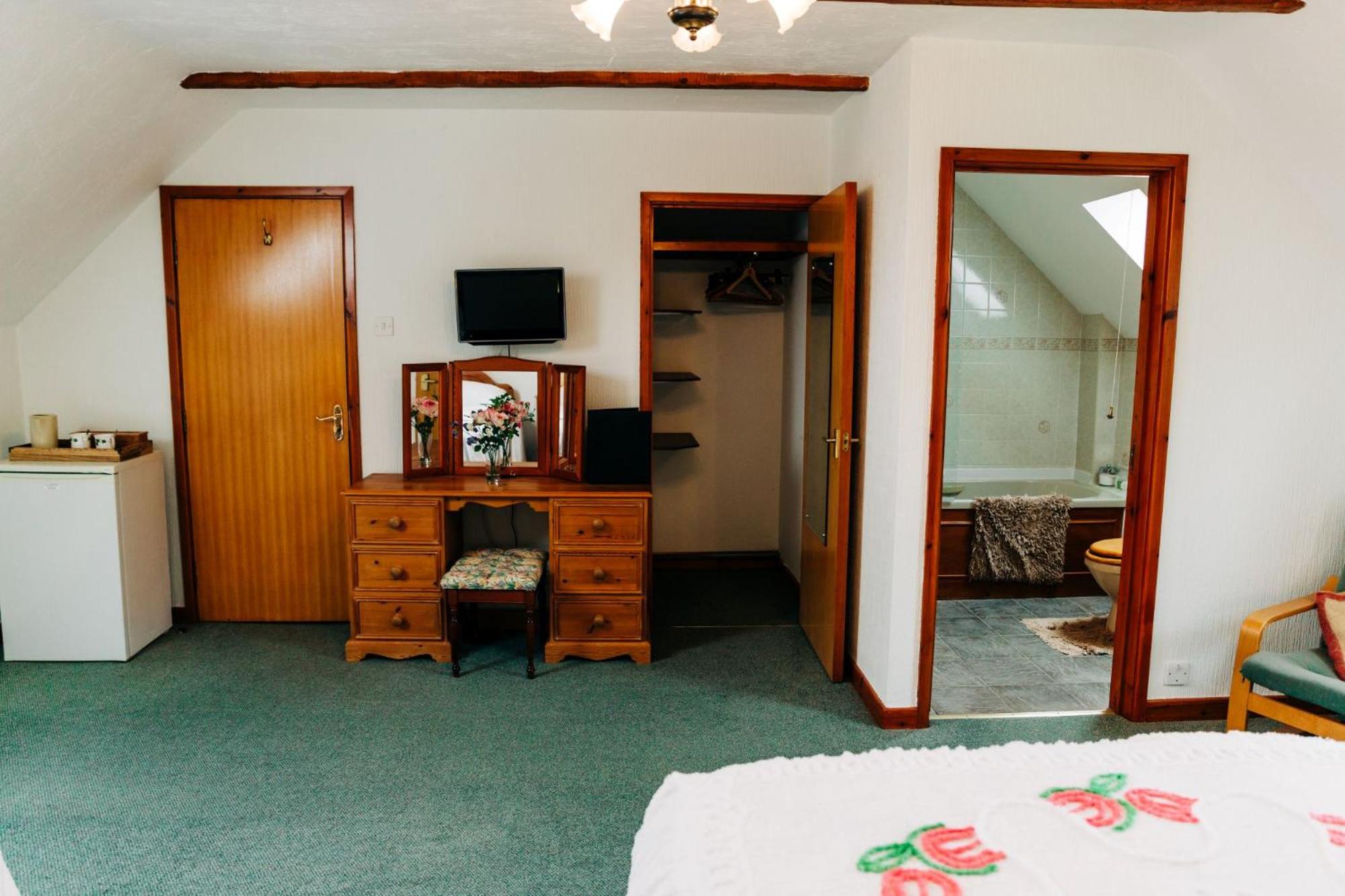 Standard Twin Room - Photo 2