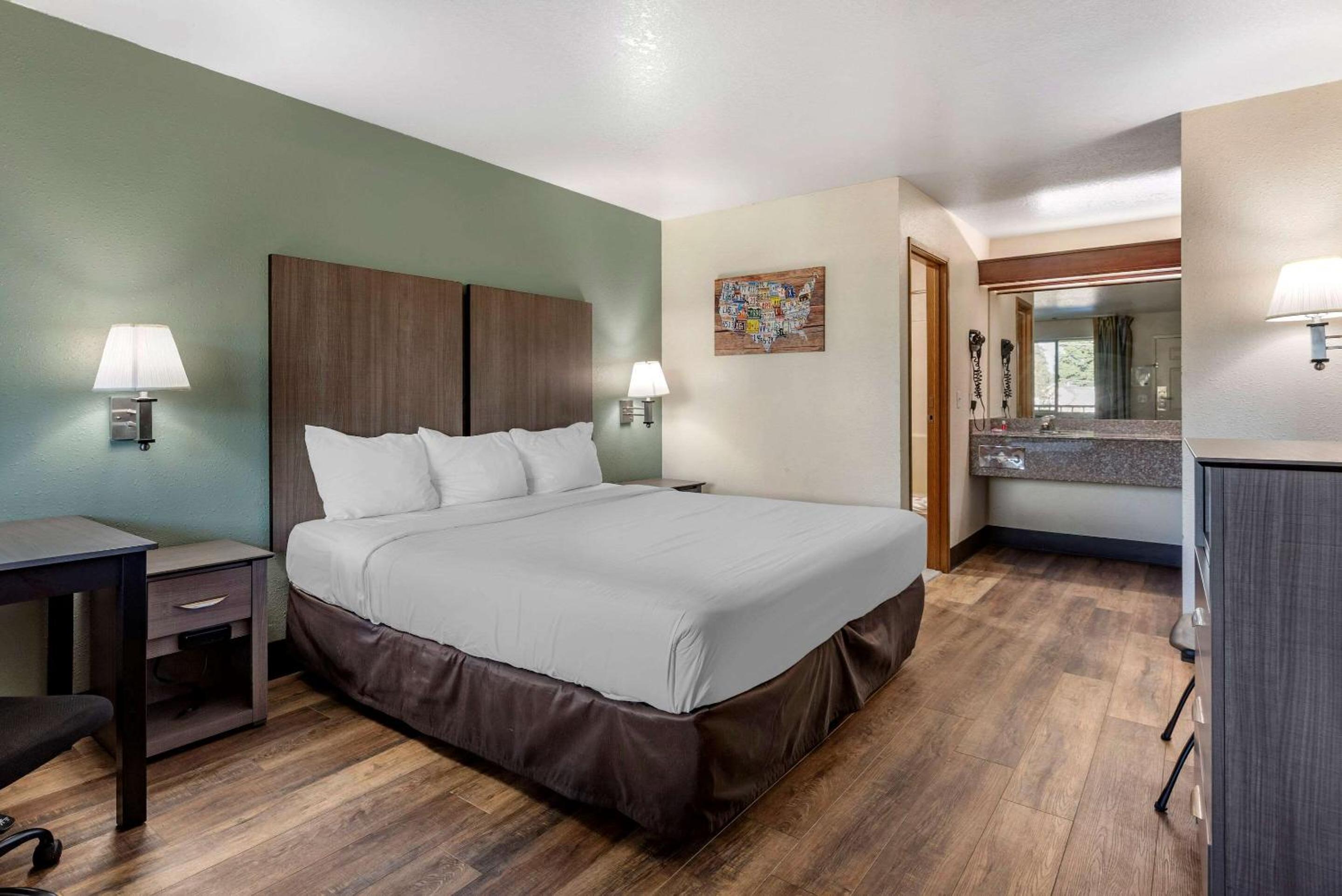 King Room - Non-Smoking - Photo 6