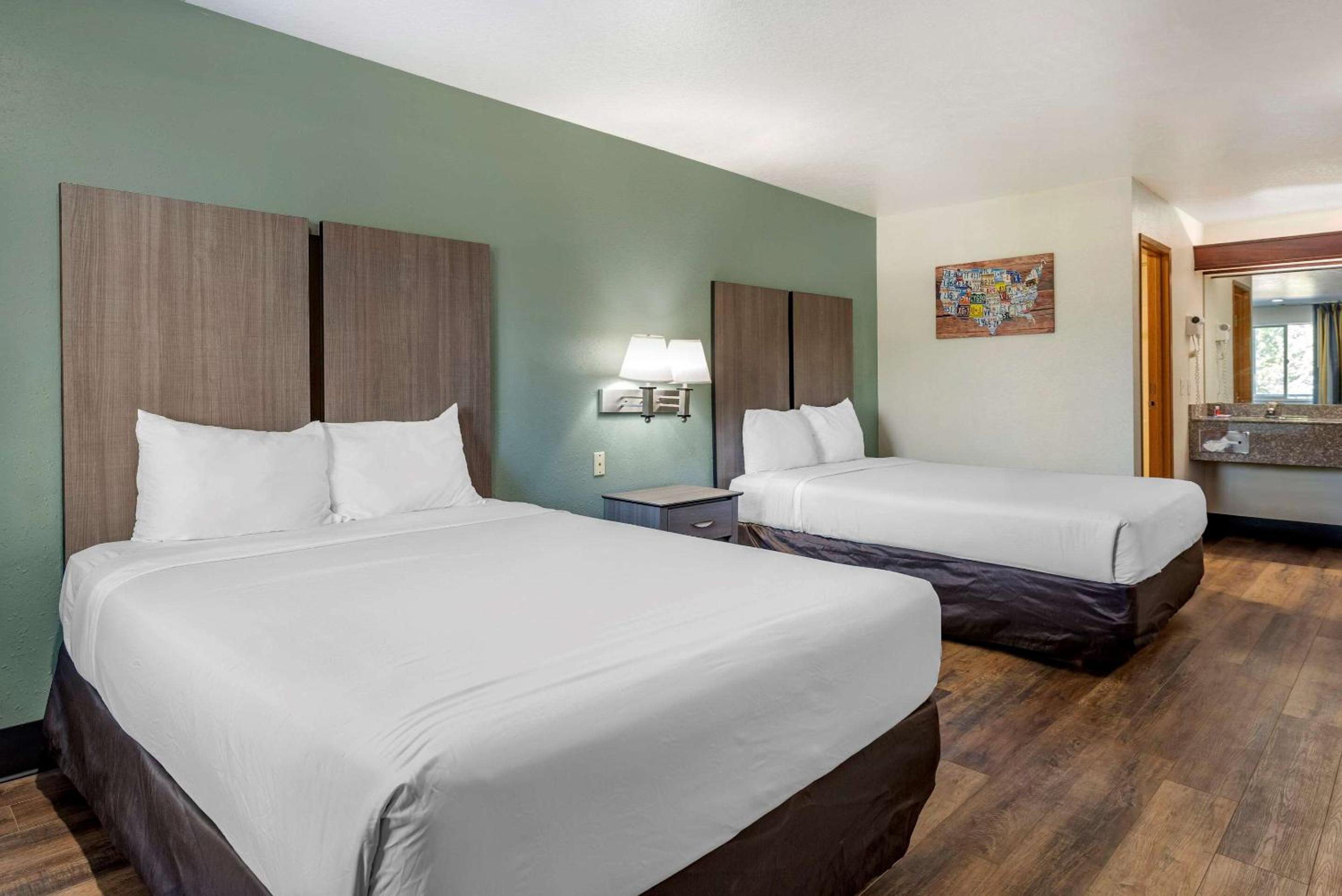 Queen Room with Two Queen Beds - Non-Smoking - Photo 1