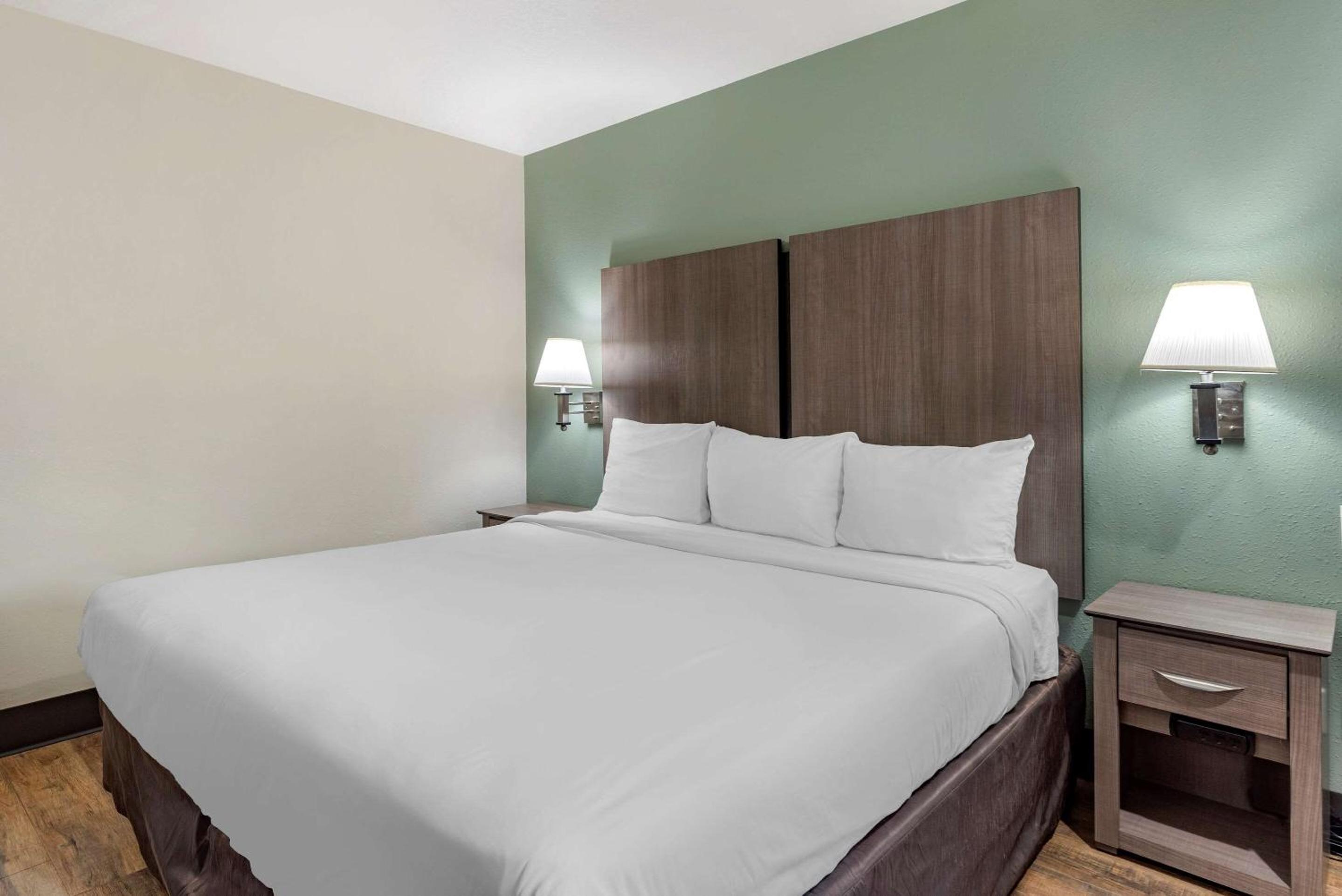 King Room - Non-Smoking - Photo 1