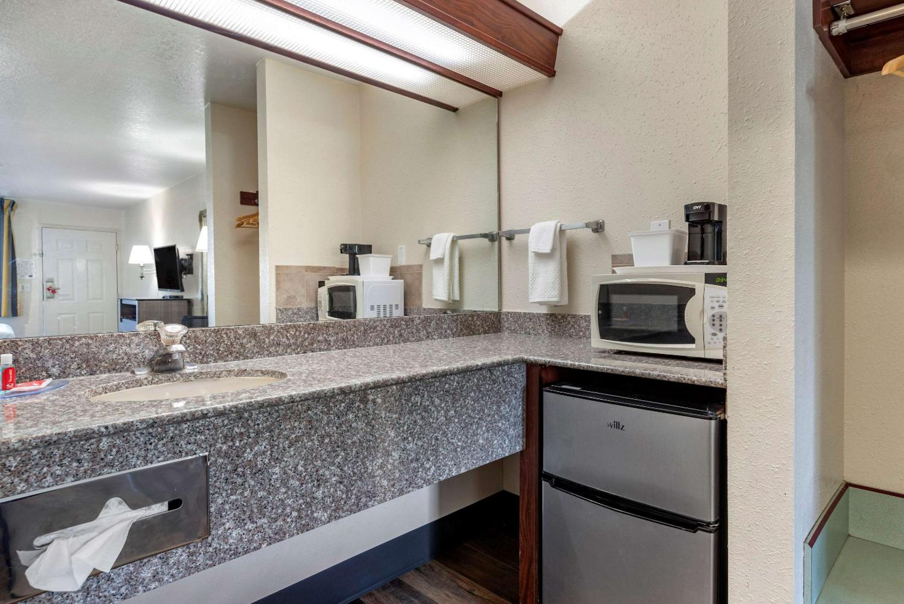 King Room - Non-Smoking - Photo 2