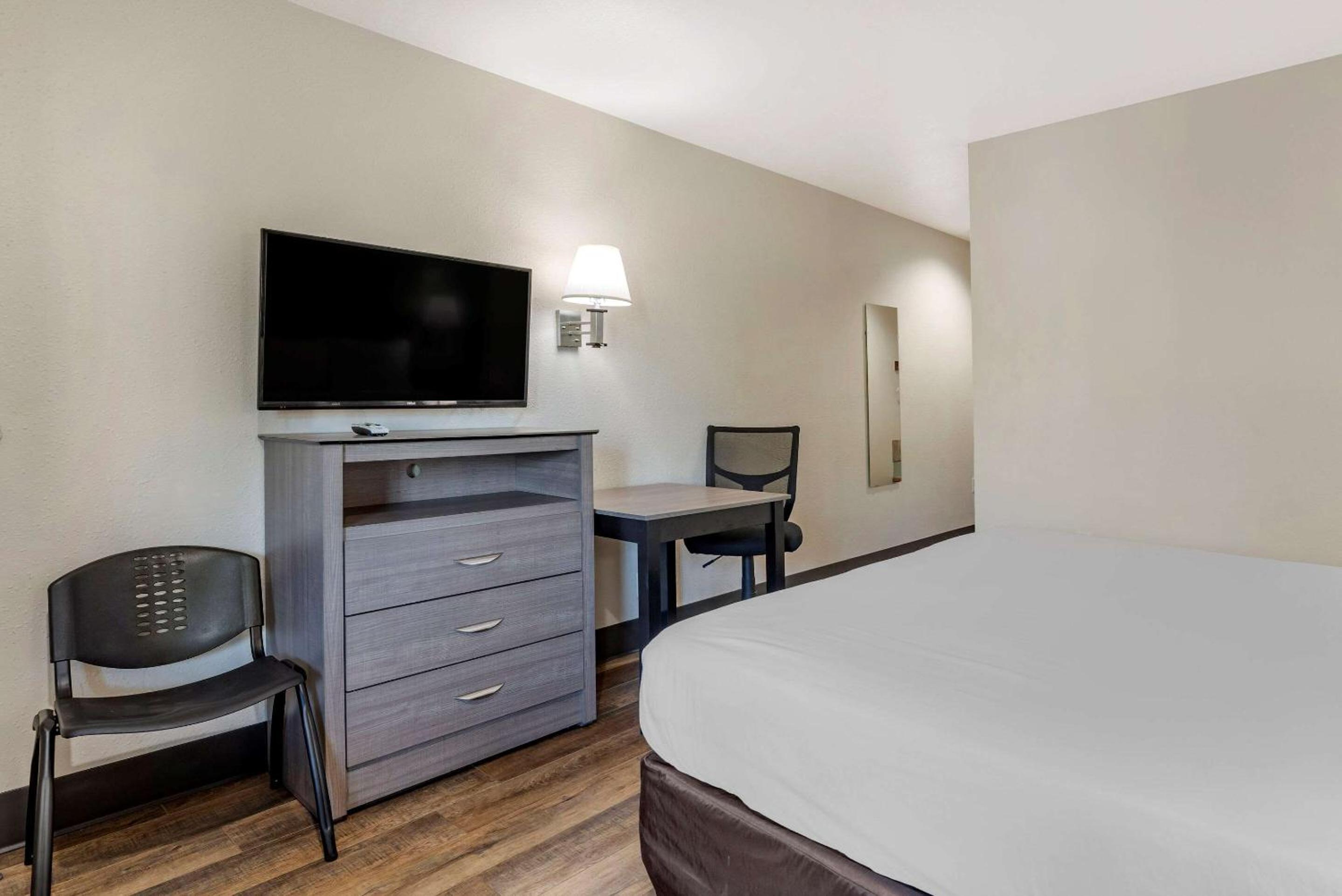 King Room - Non-Smoking - Photo 3