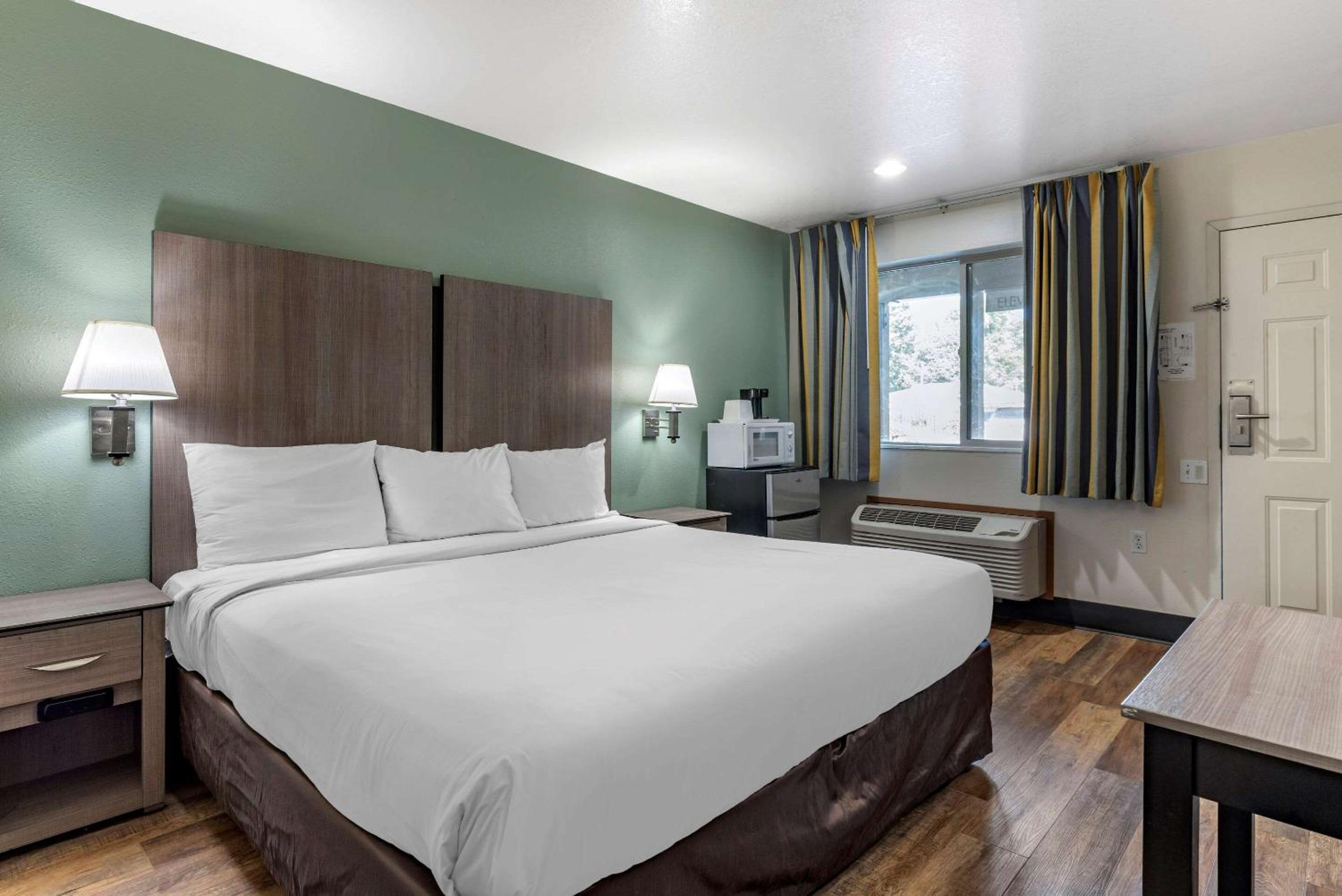 King Room - Non-Smoking - Photo 10