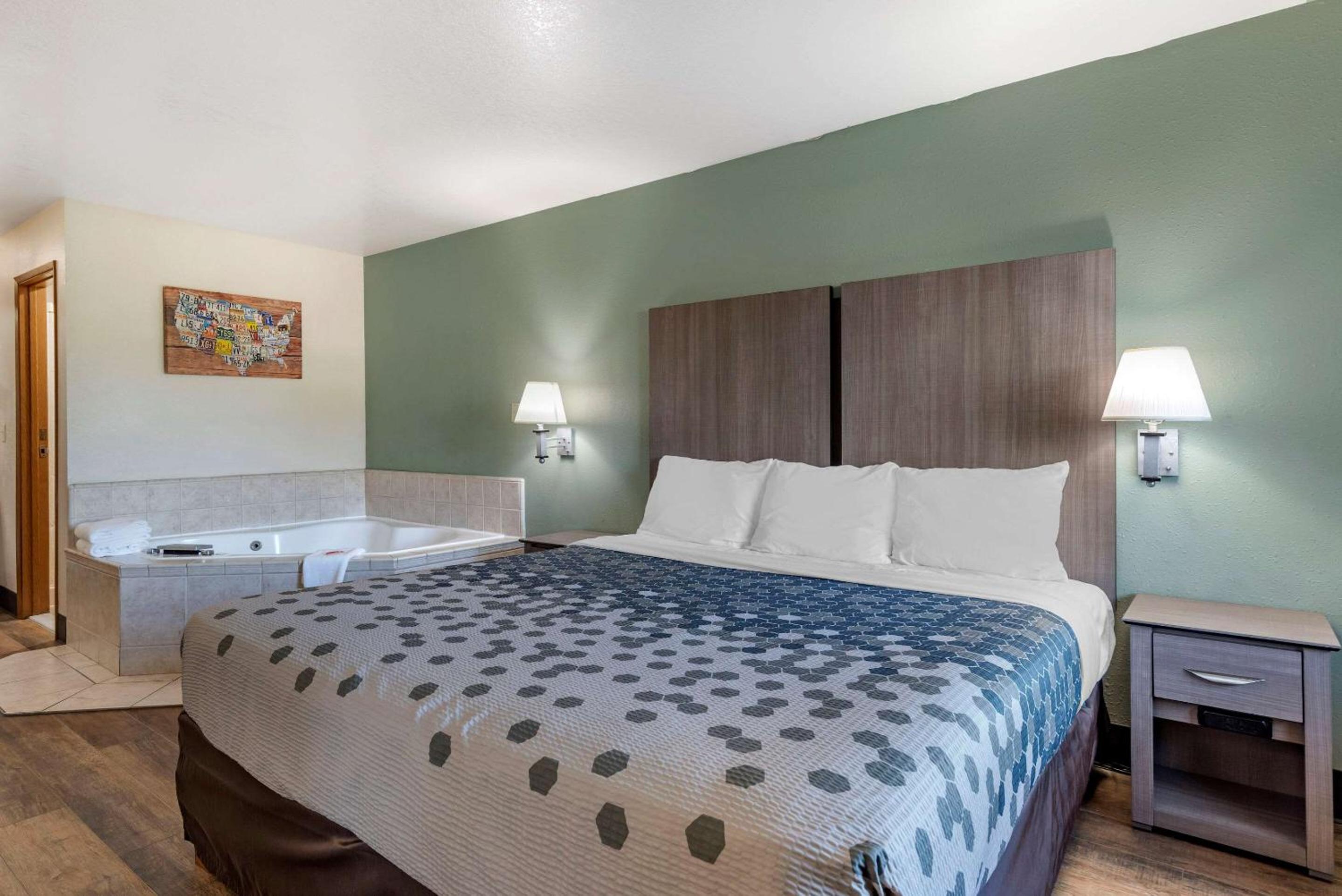 King Suite with Spa Whirlpool - Photo 4