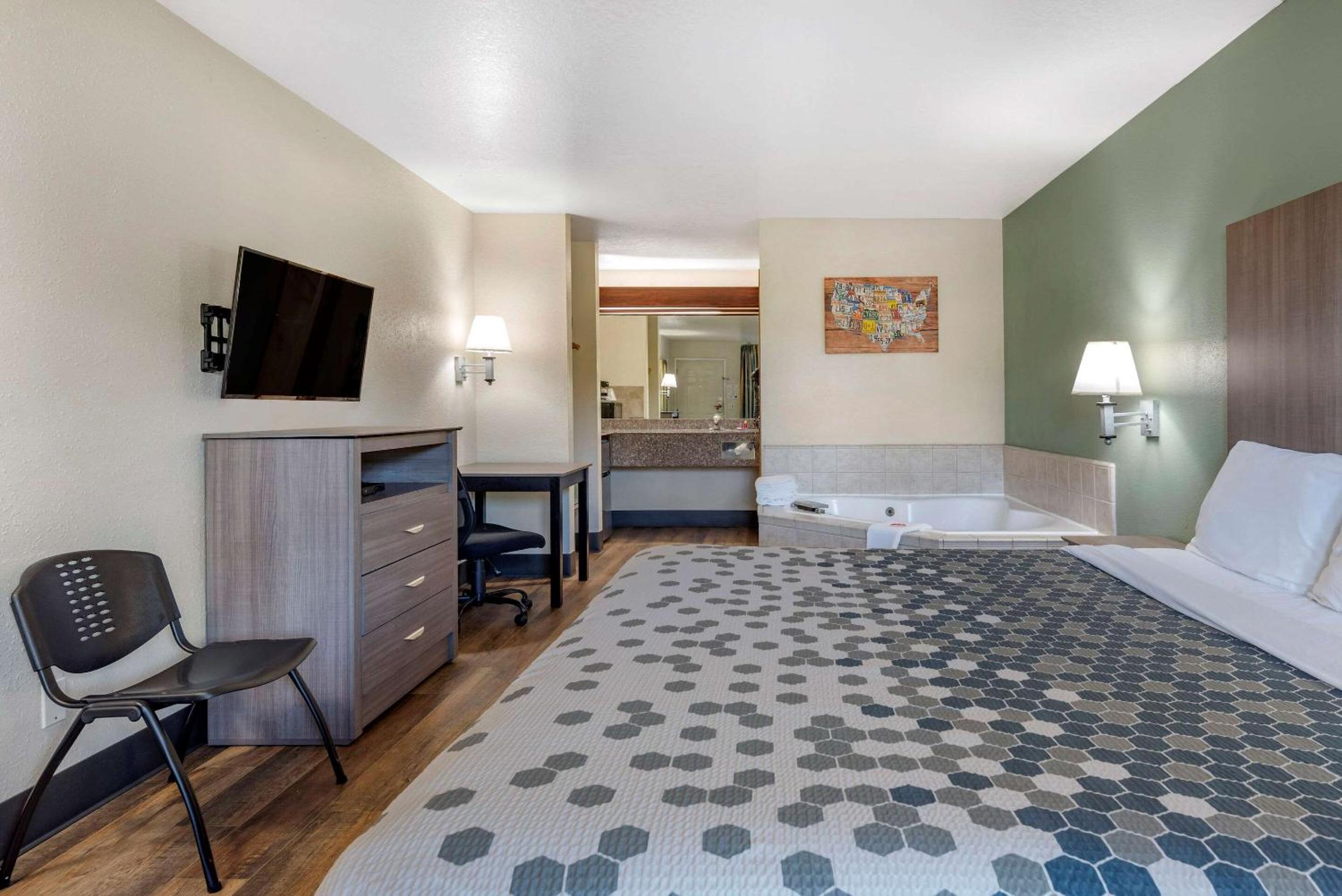 King Suite with Spa Whirlpool - Photo 5