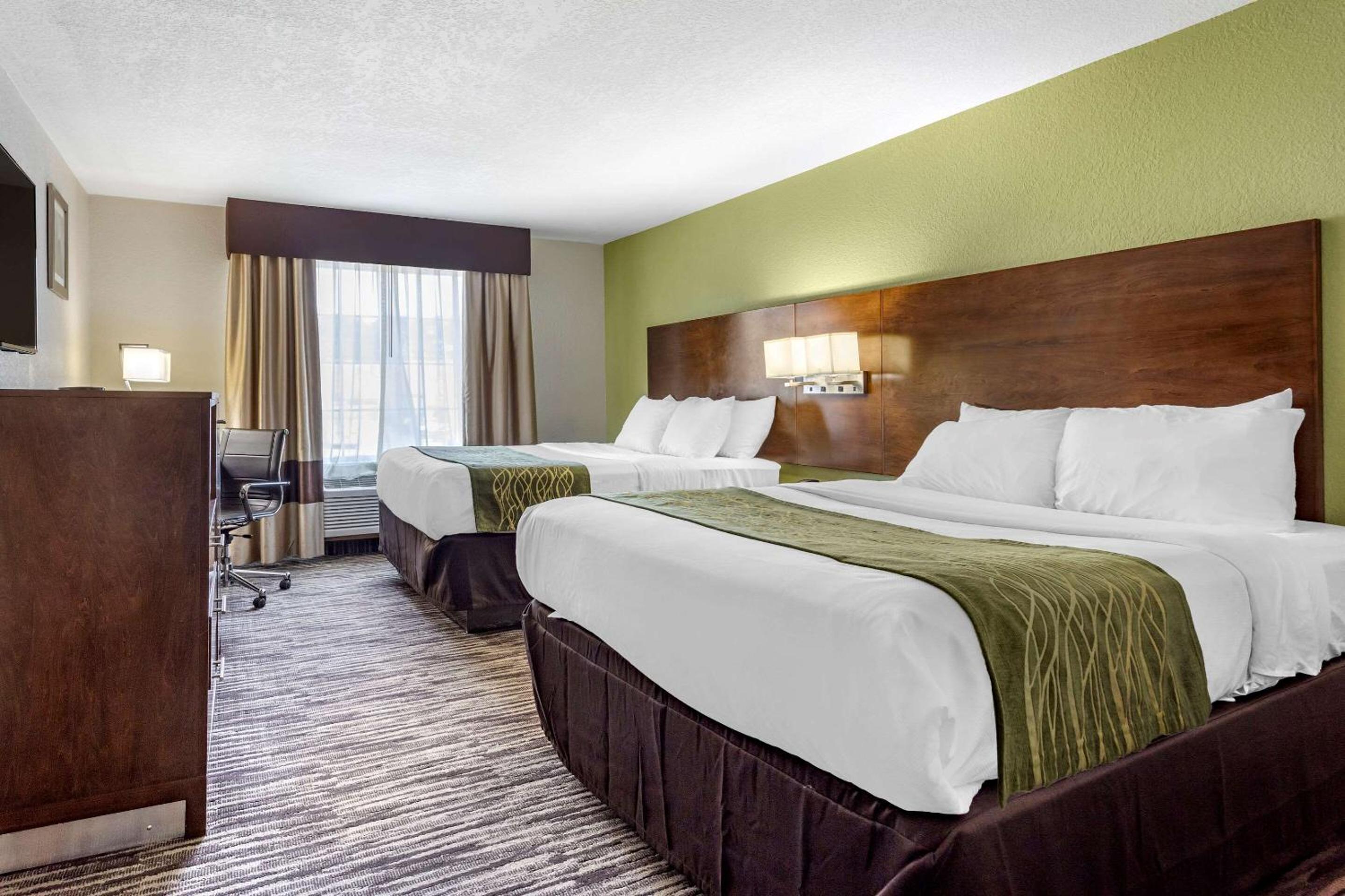 Superior Queen Room with Two Queen Beds - Non-Smoking - Photo 4