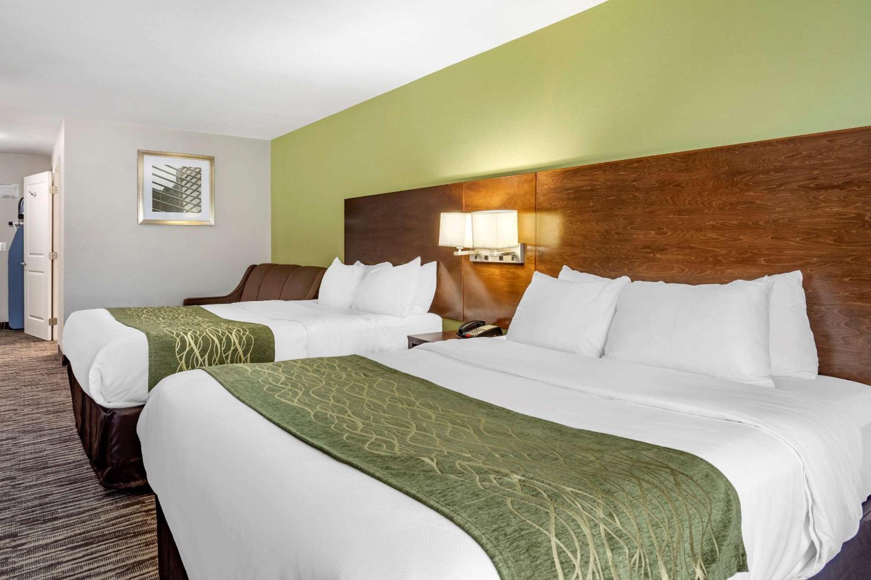 Queen Room with Two Queen Beds - Non-Smoking - Photo 2