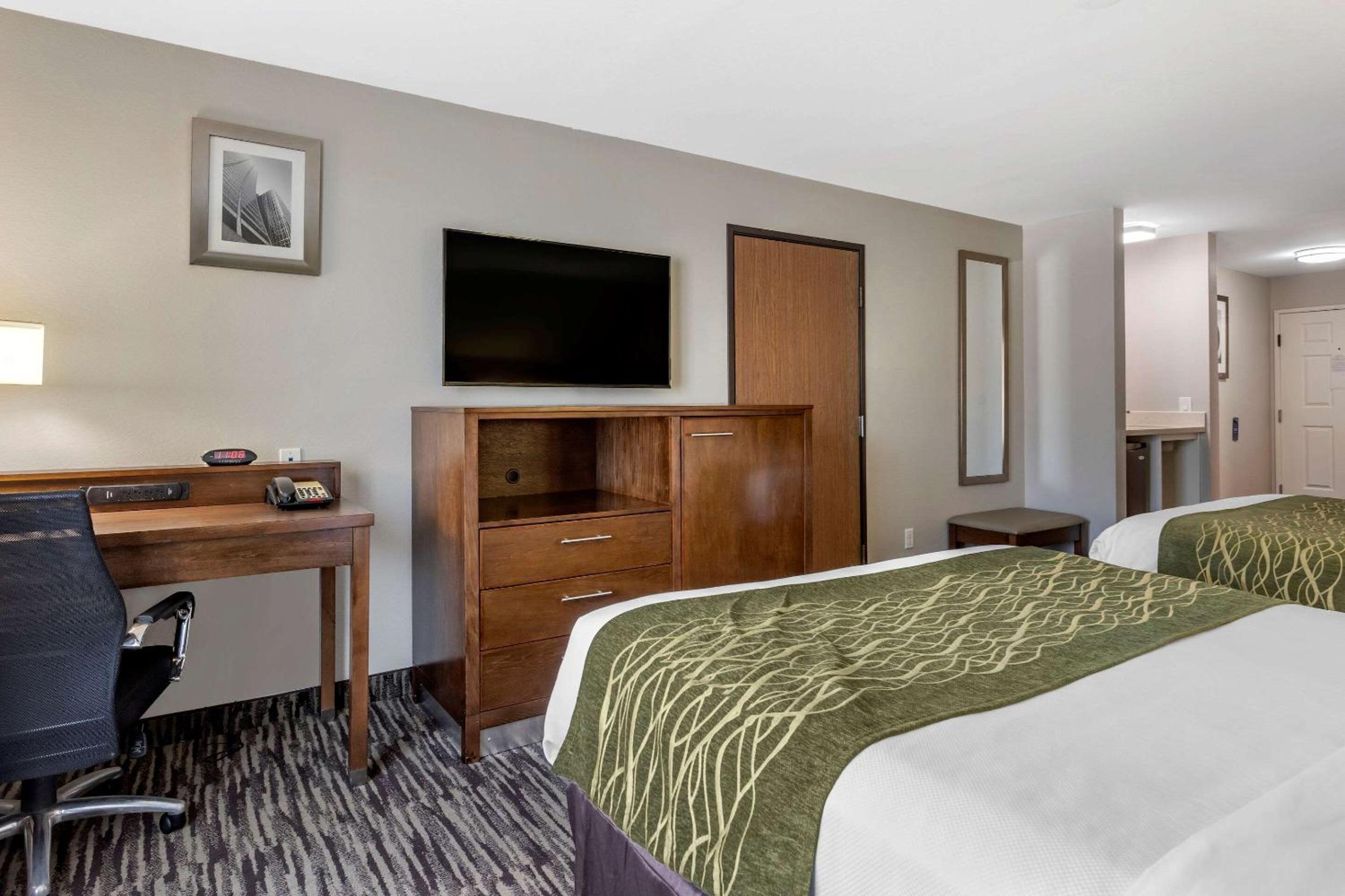 Queen Room with Two Queen Beds - Non-Smoking - Photo 4
