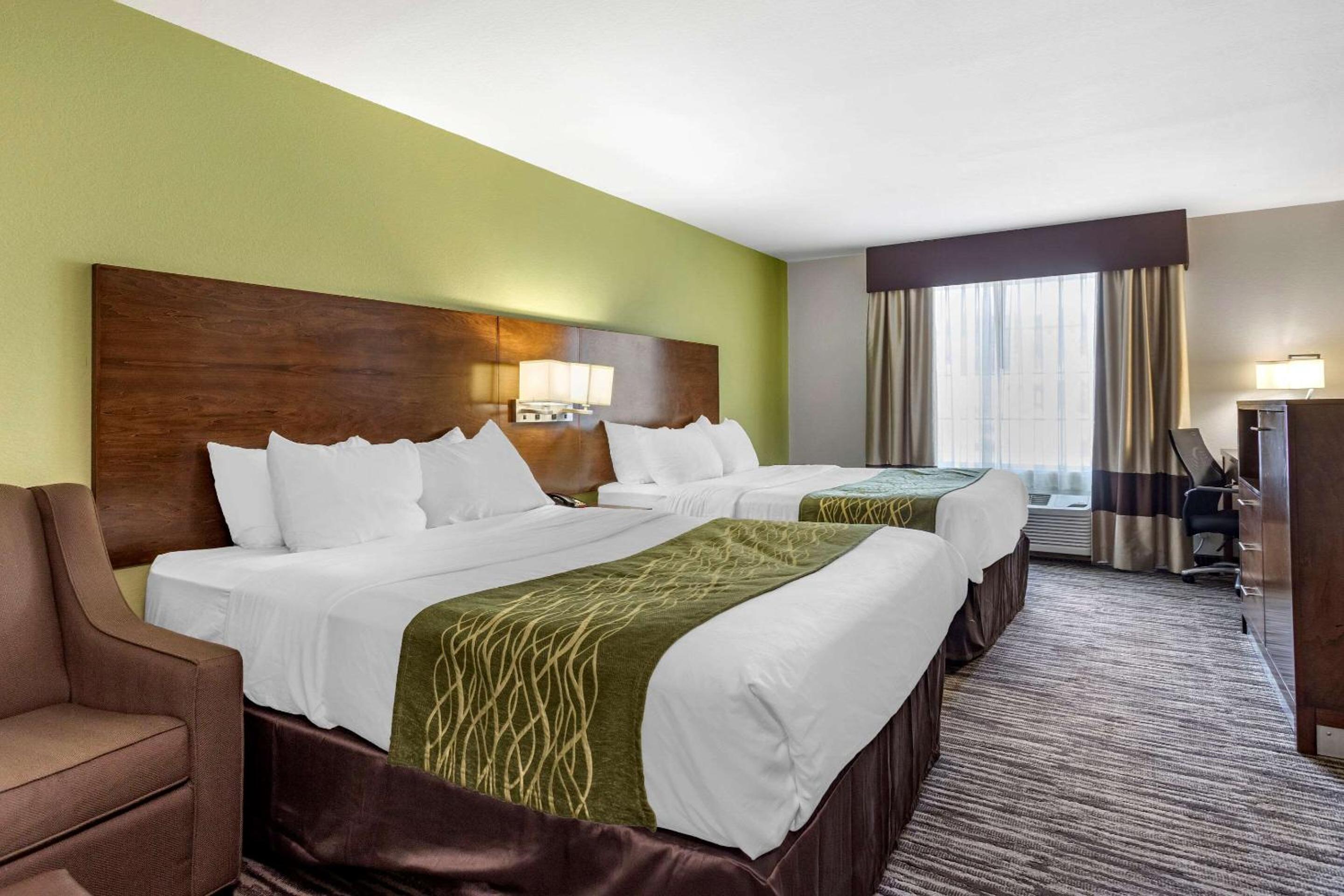 Queen Room with Two Queen Beds - Non-Smoking - Photo 1