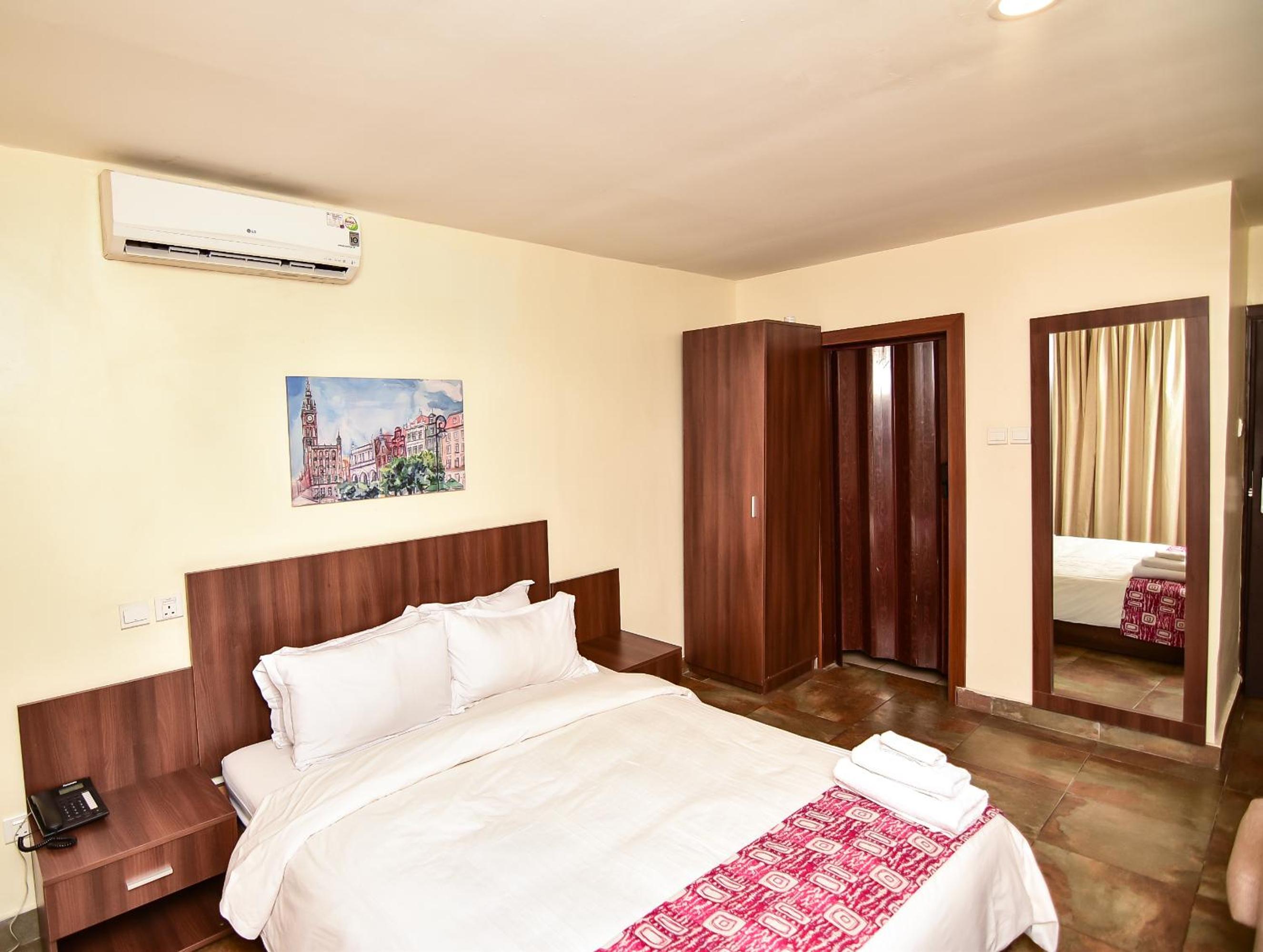 Queen Room photo 1
