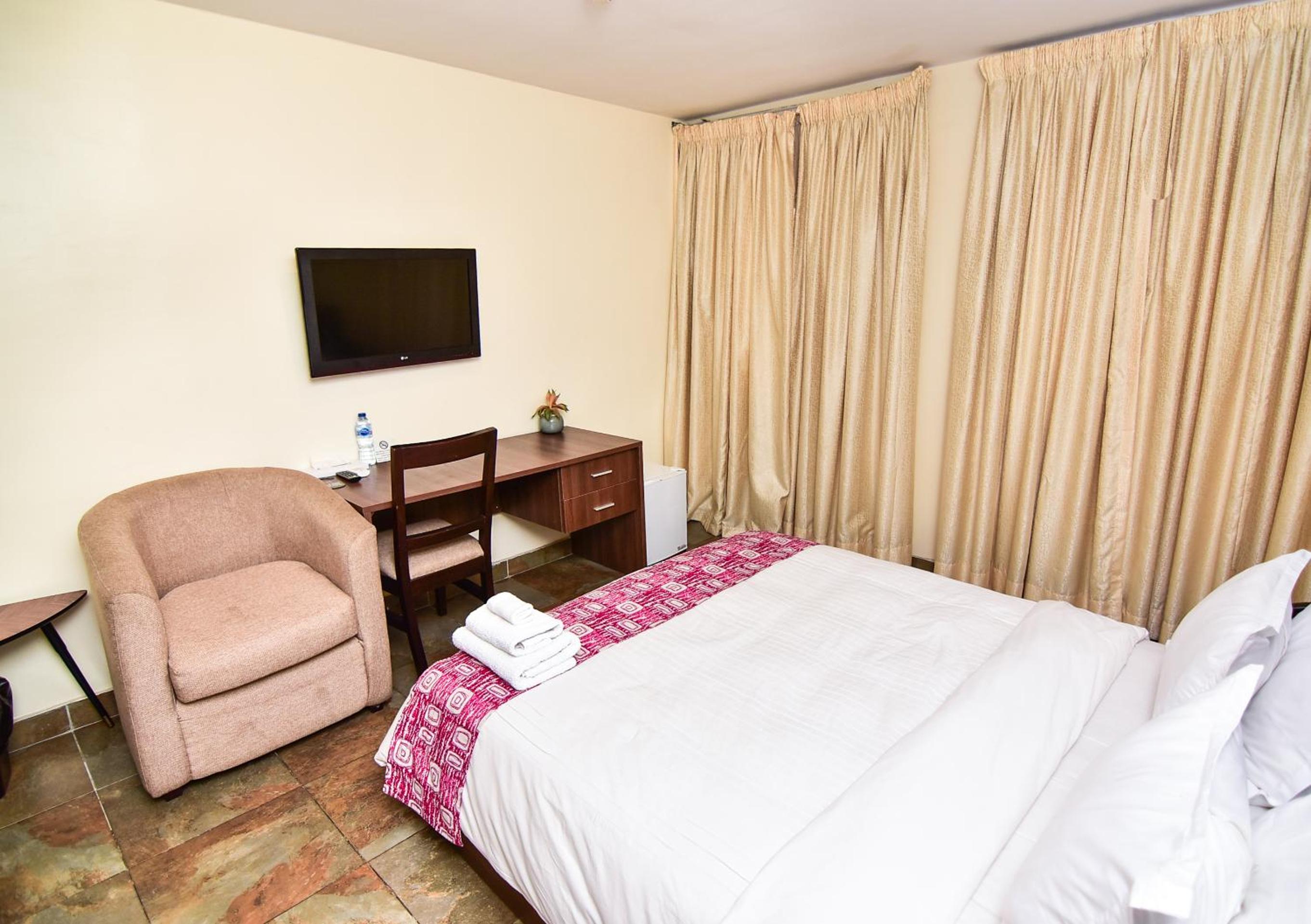 Queen Room photo 2