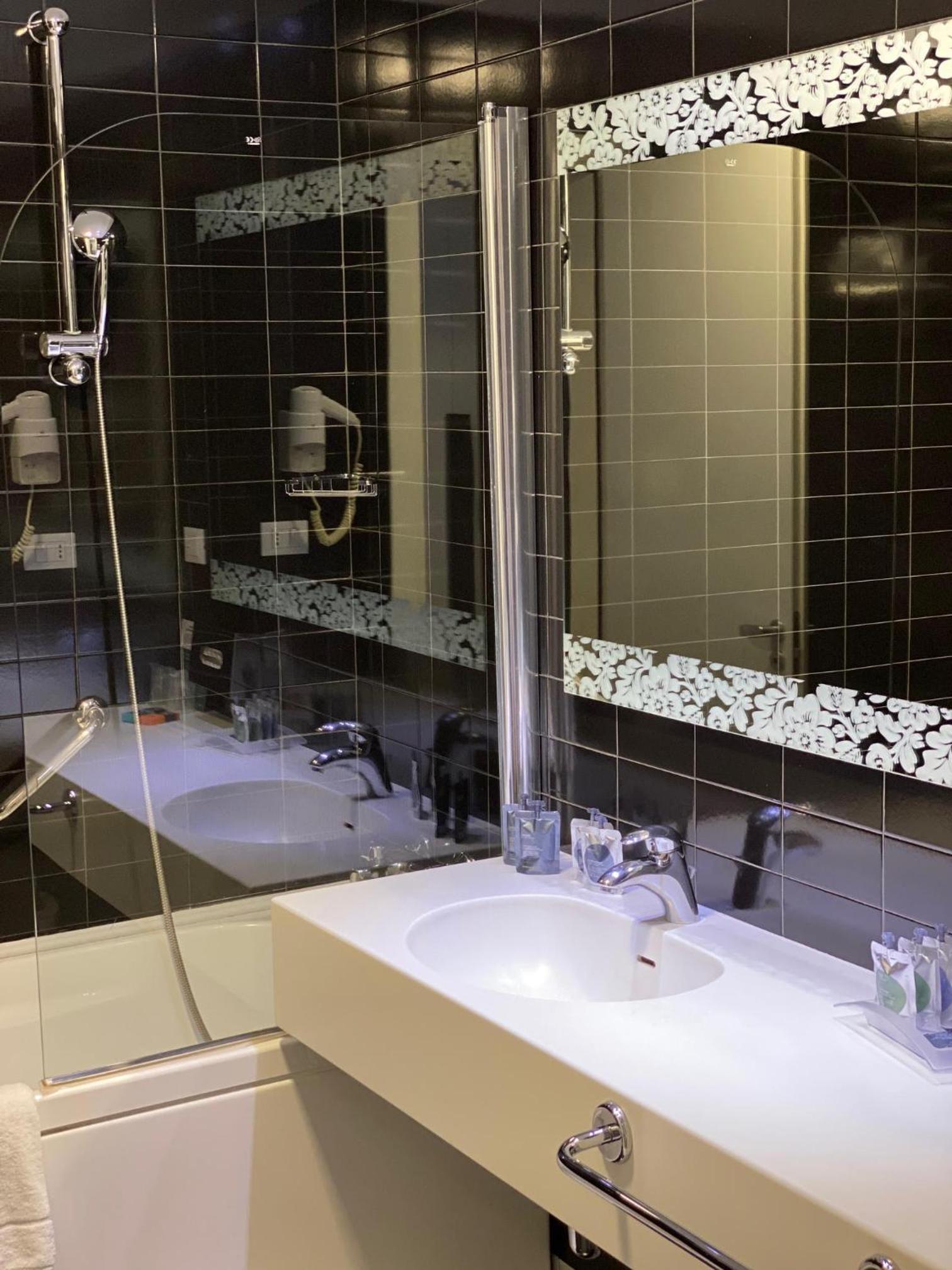 Standard Double Room with Balcony - Disability Access/Non-Smoking - Photo 3