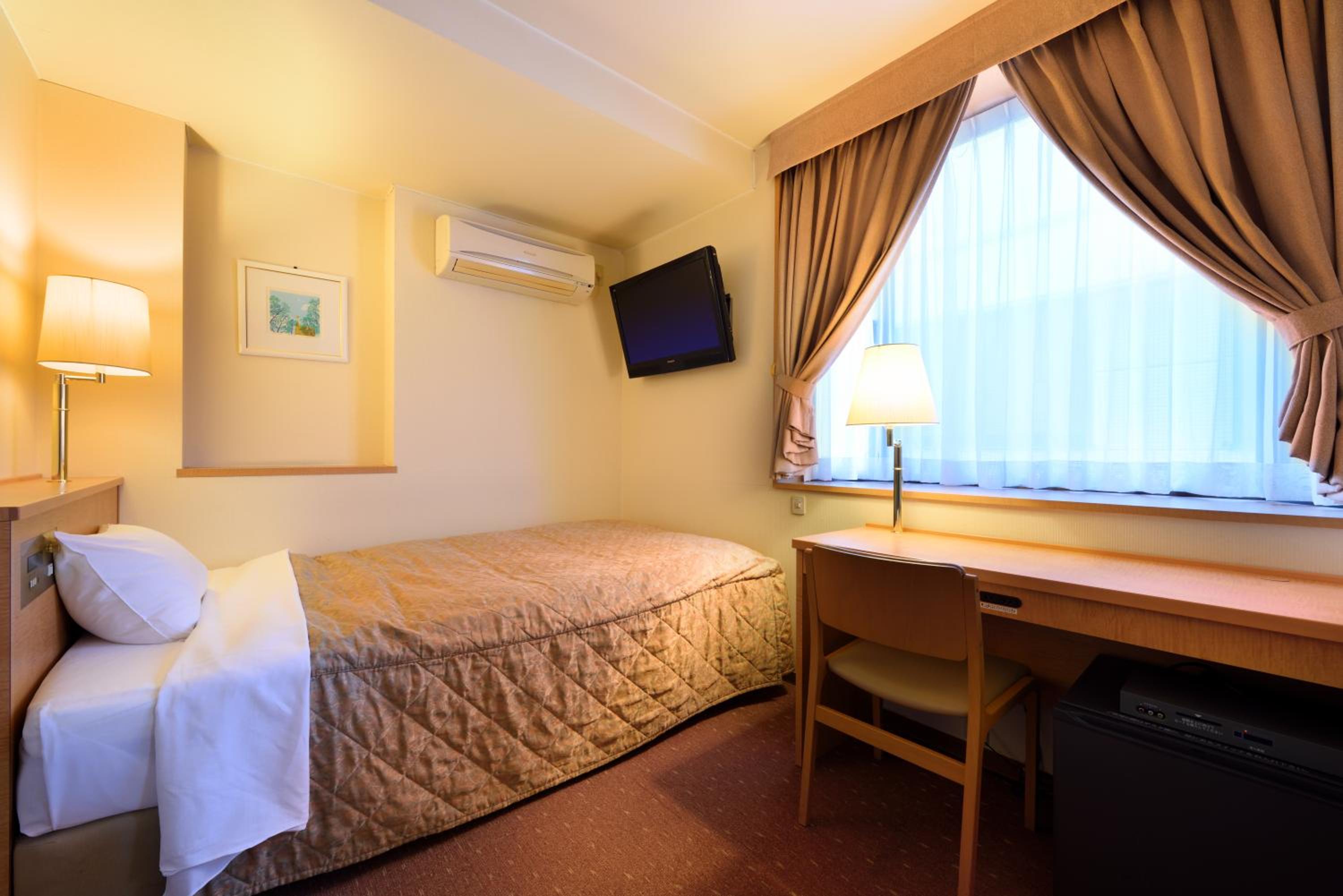 Small Double Room - Smoking - Photo 1