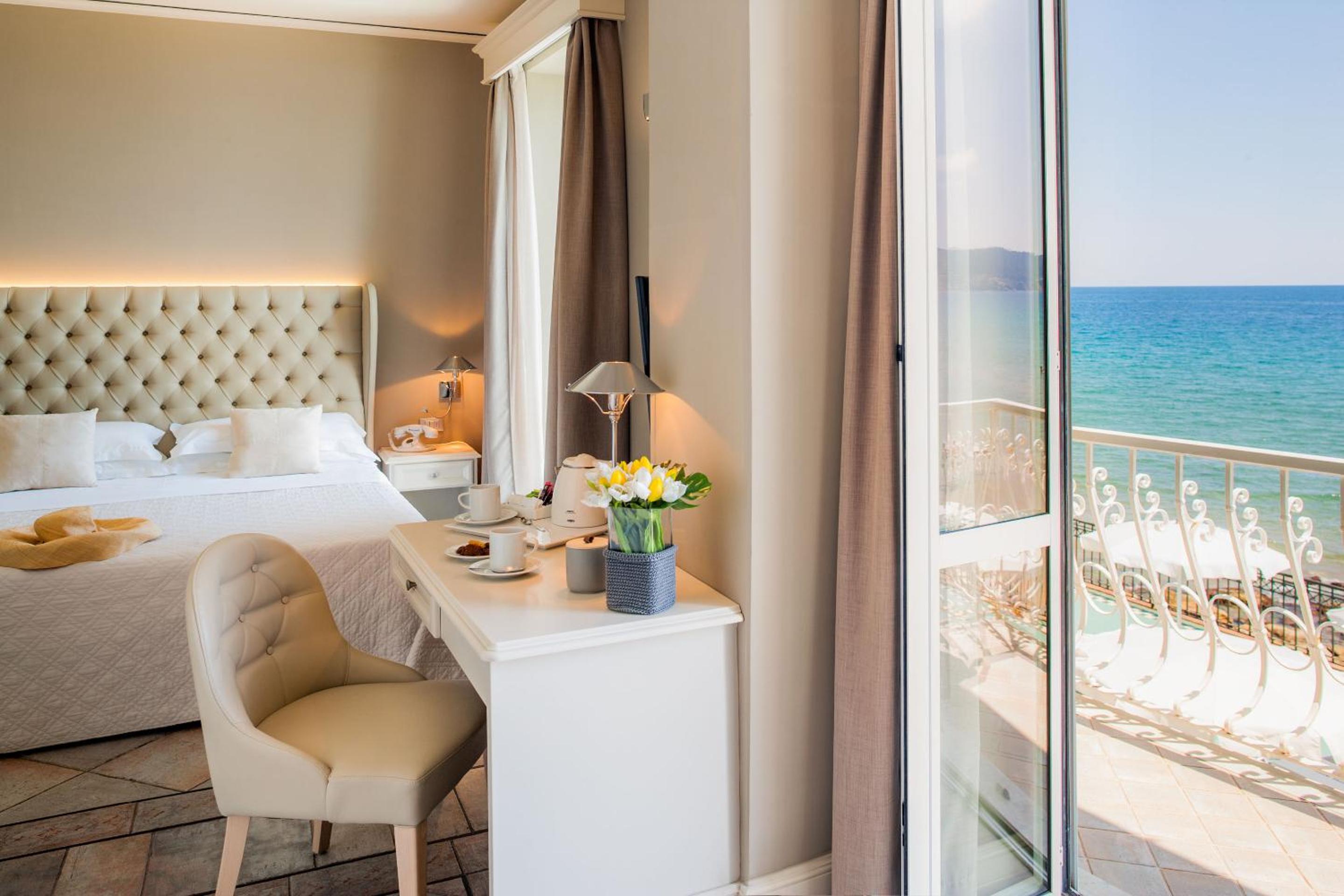 Double Room with Balcony and Sea View - Photo 15