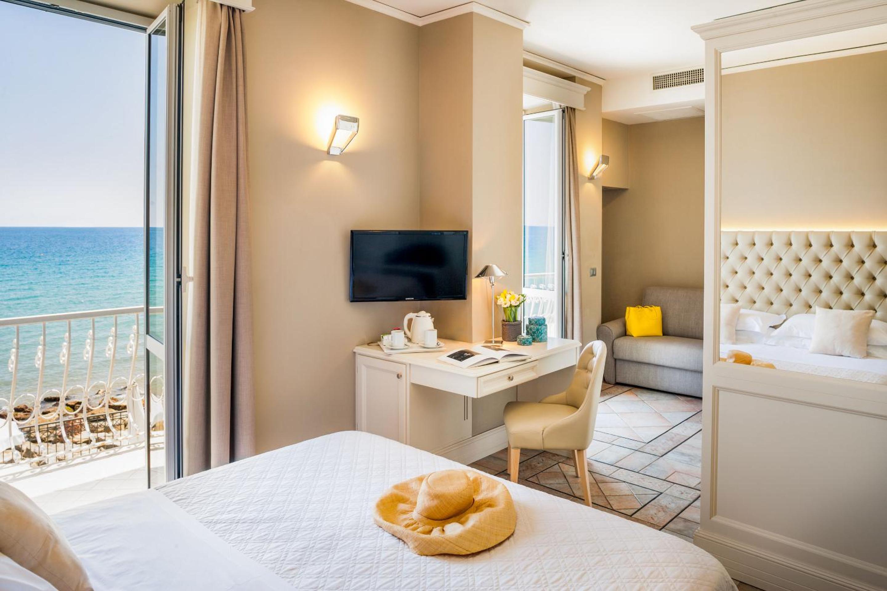Double Room with Balcony and Sea View - Photo 14