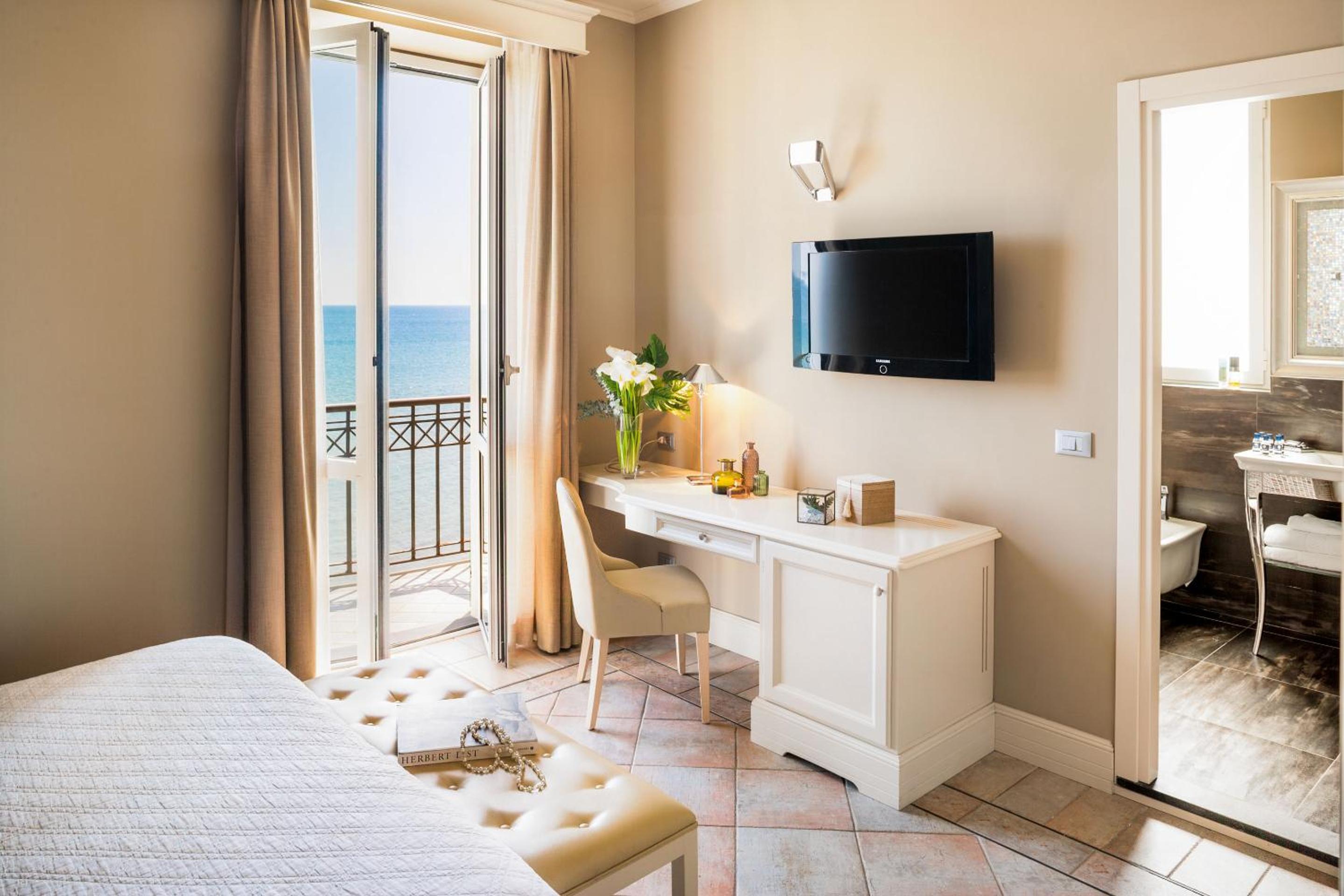 Double Room with Balcony and Sea View - Photo 23