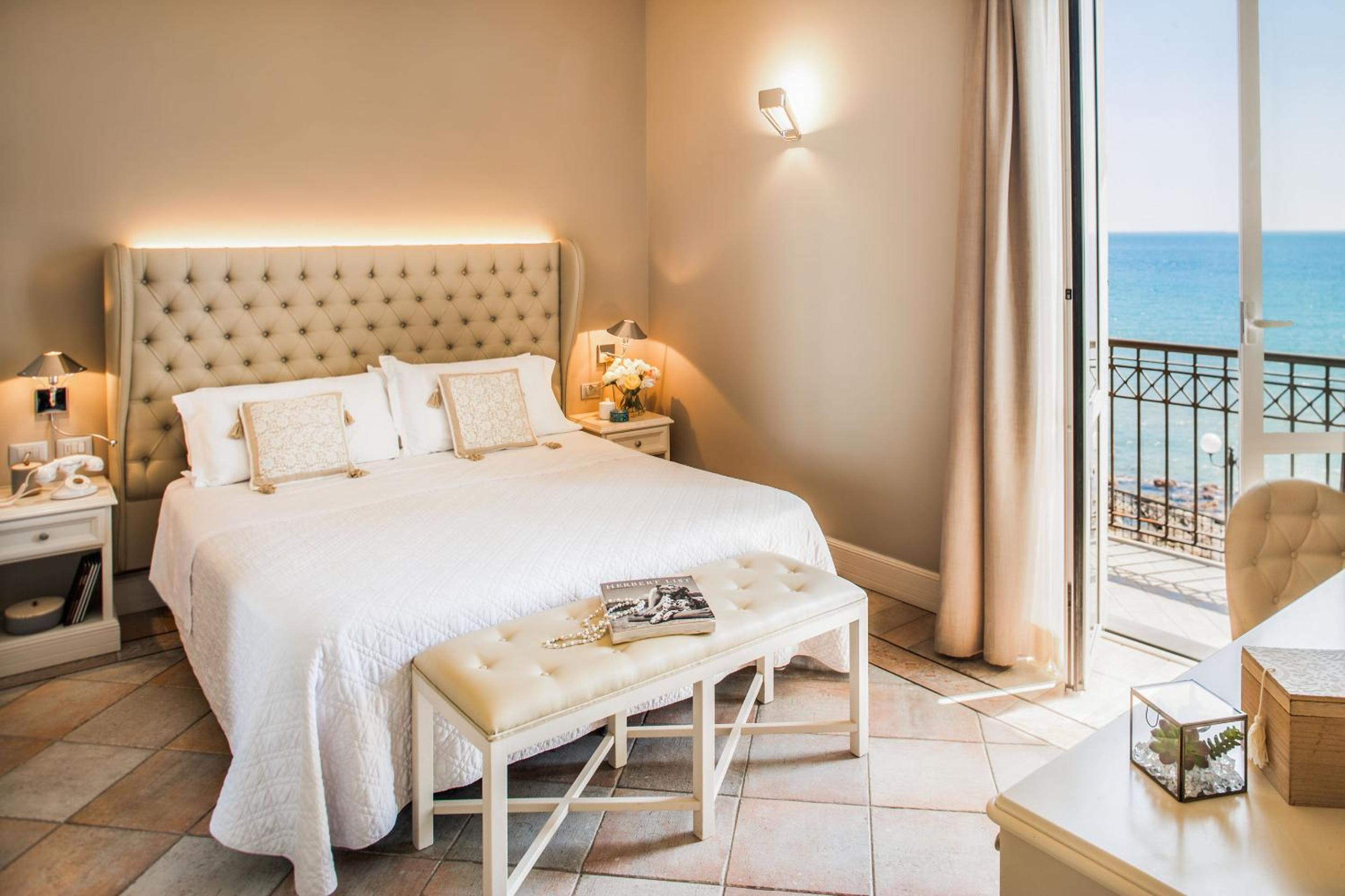 Double Room with Balcony and Sea View - Photo 5