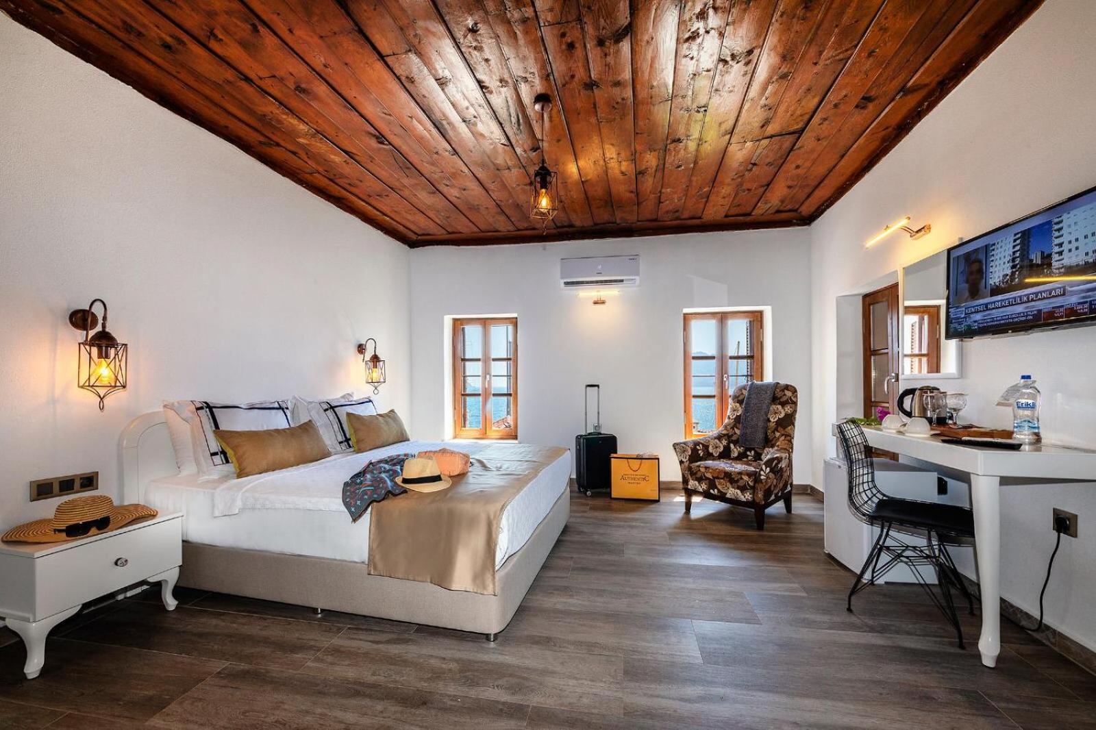Deluxe Suite with Sea View - Photo 22