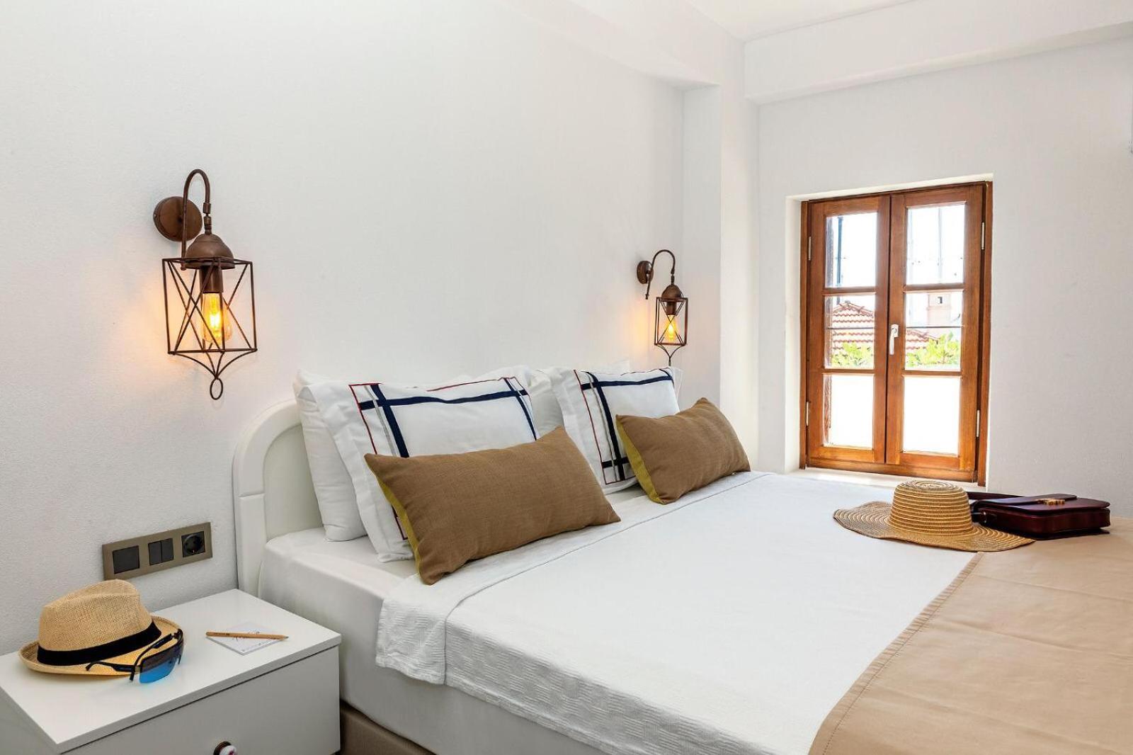 Deluxe Suite with Sea View - Photo 21