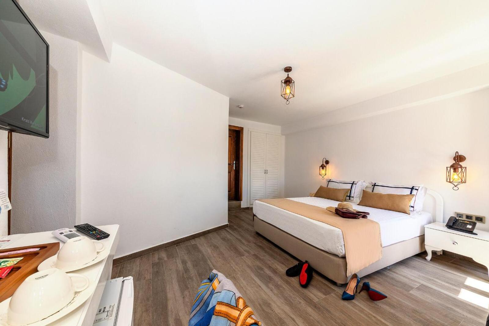 Deluxe Suite with Sea View - Photo 1