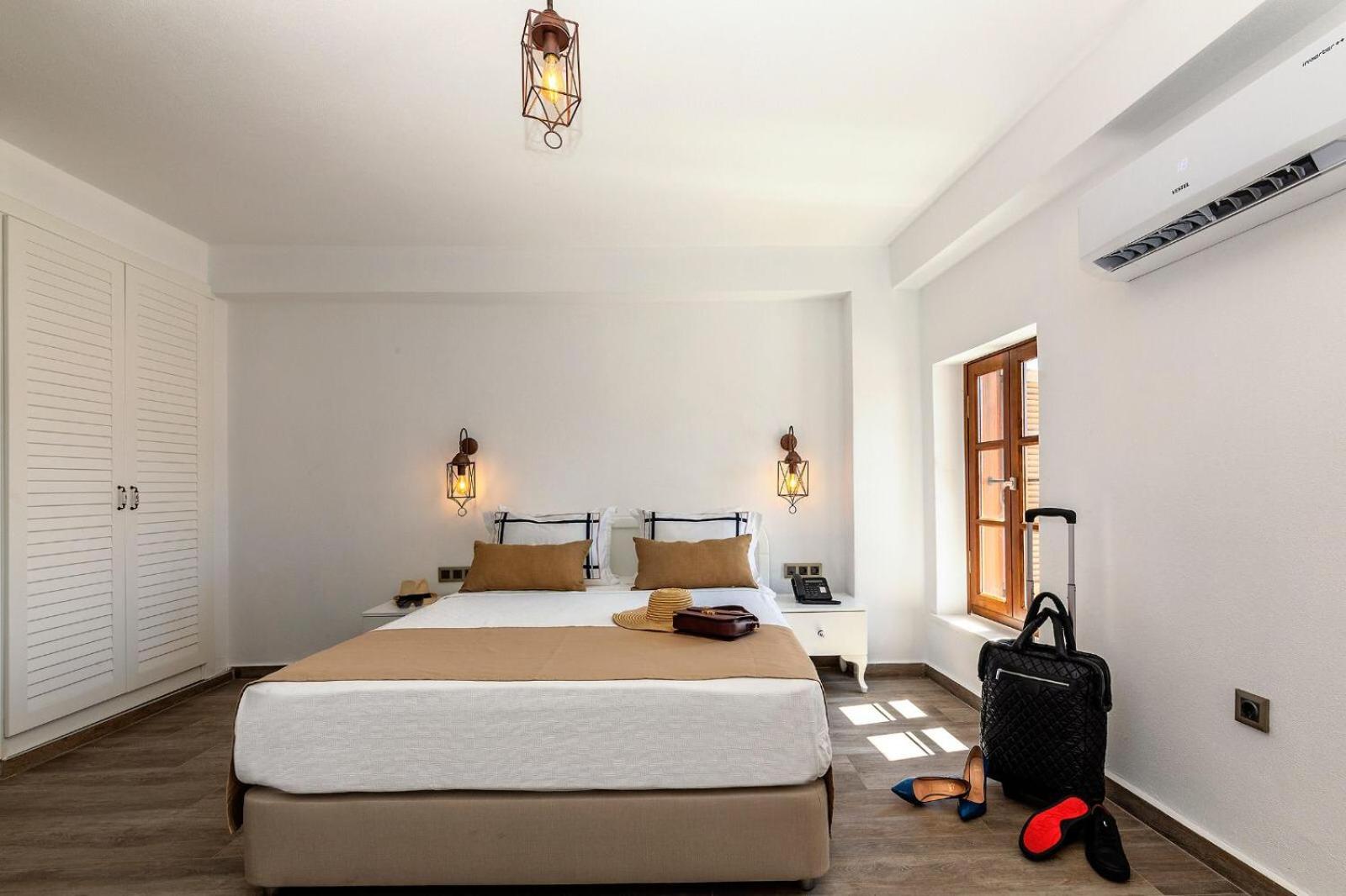 Deluxe Suite with Sea View - Photo 8