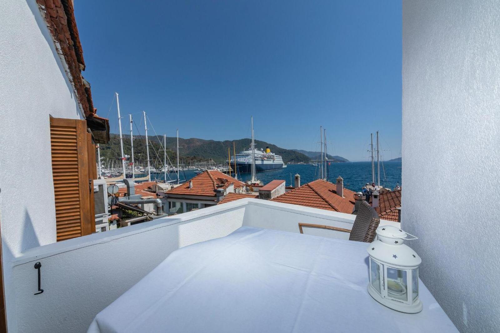 Deluxe Suite with Sea View - Photo 9