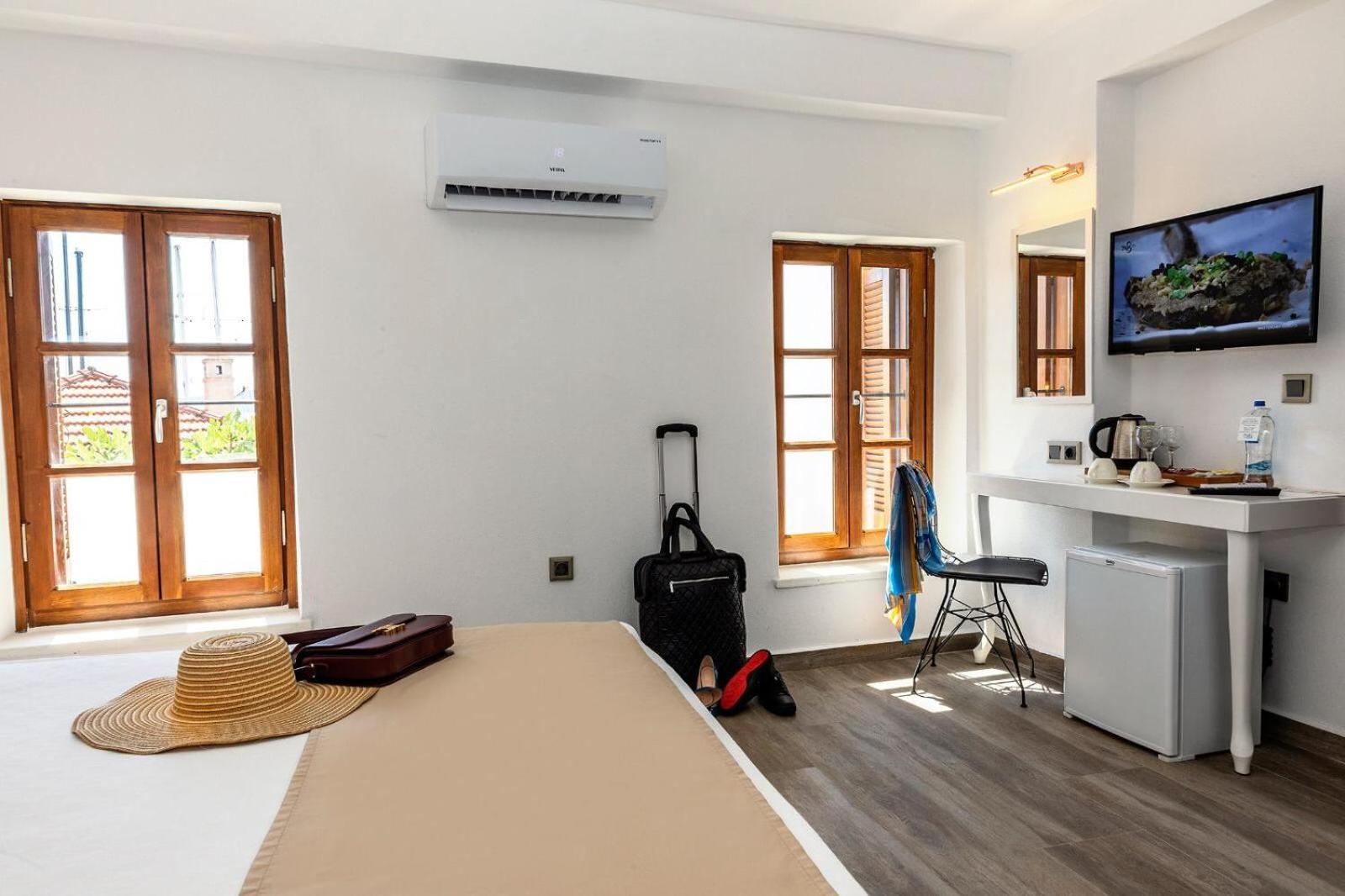 Deluxe Suite with Sea View - Photo 7