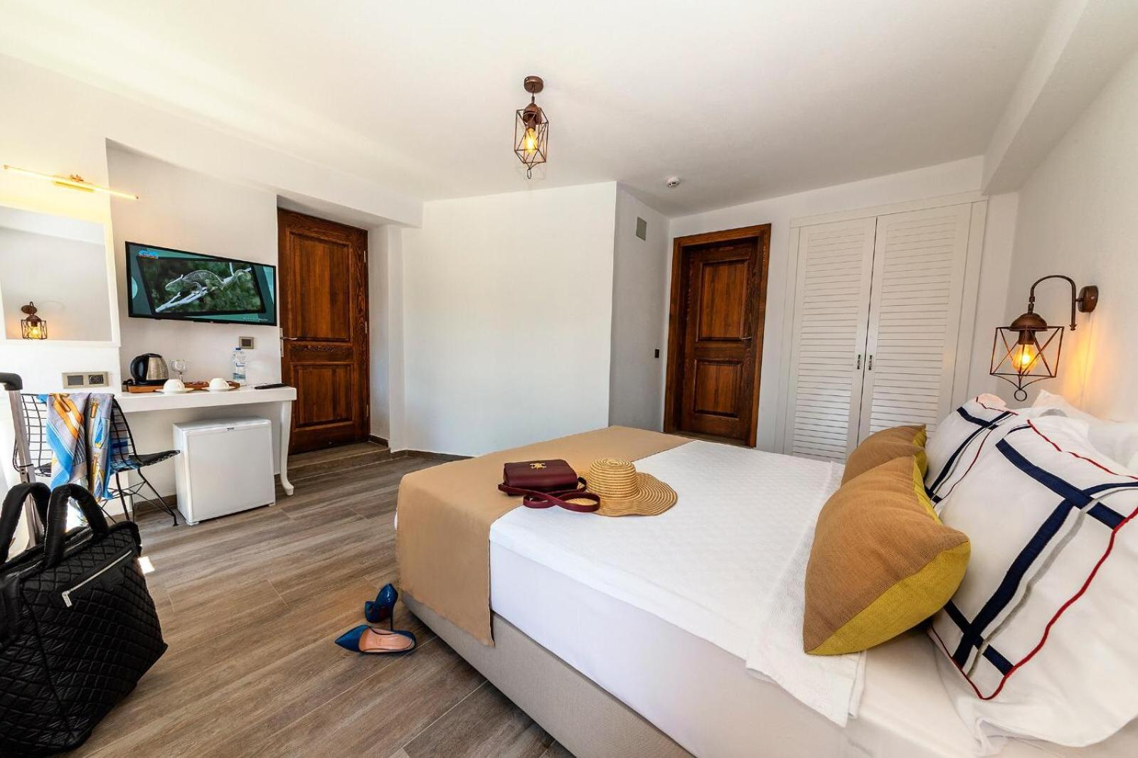 Deluxe Suite with Sea View - Photo 6