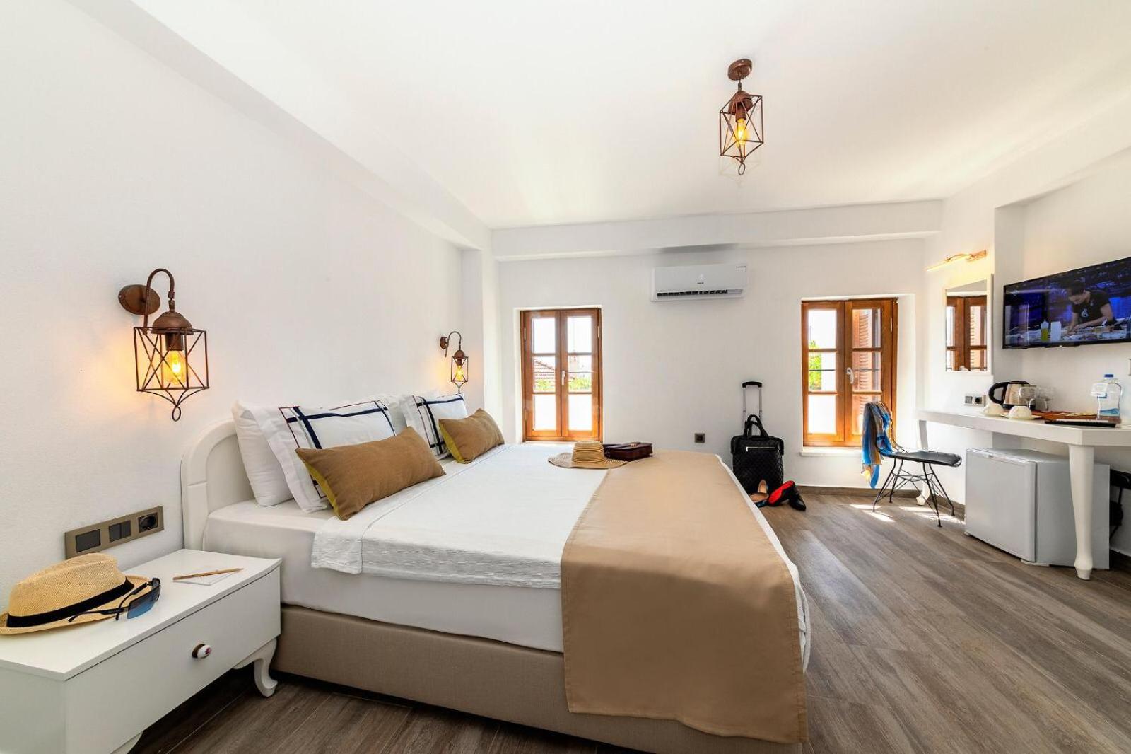 Deluxe Suite with Sea View - Photo 5