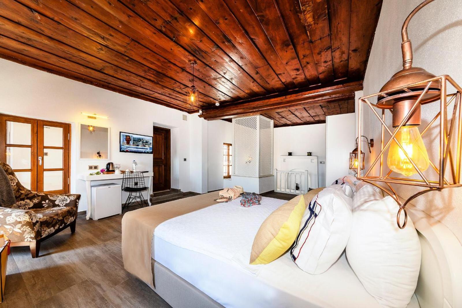 Deluxe Suite with Sea View - Photo 4