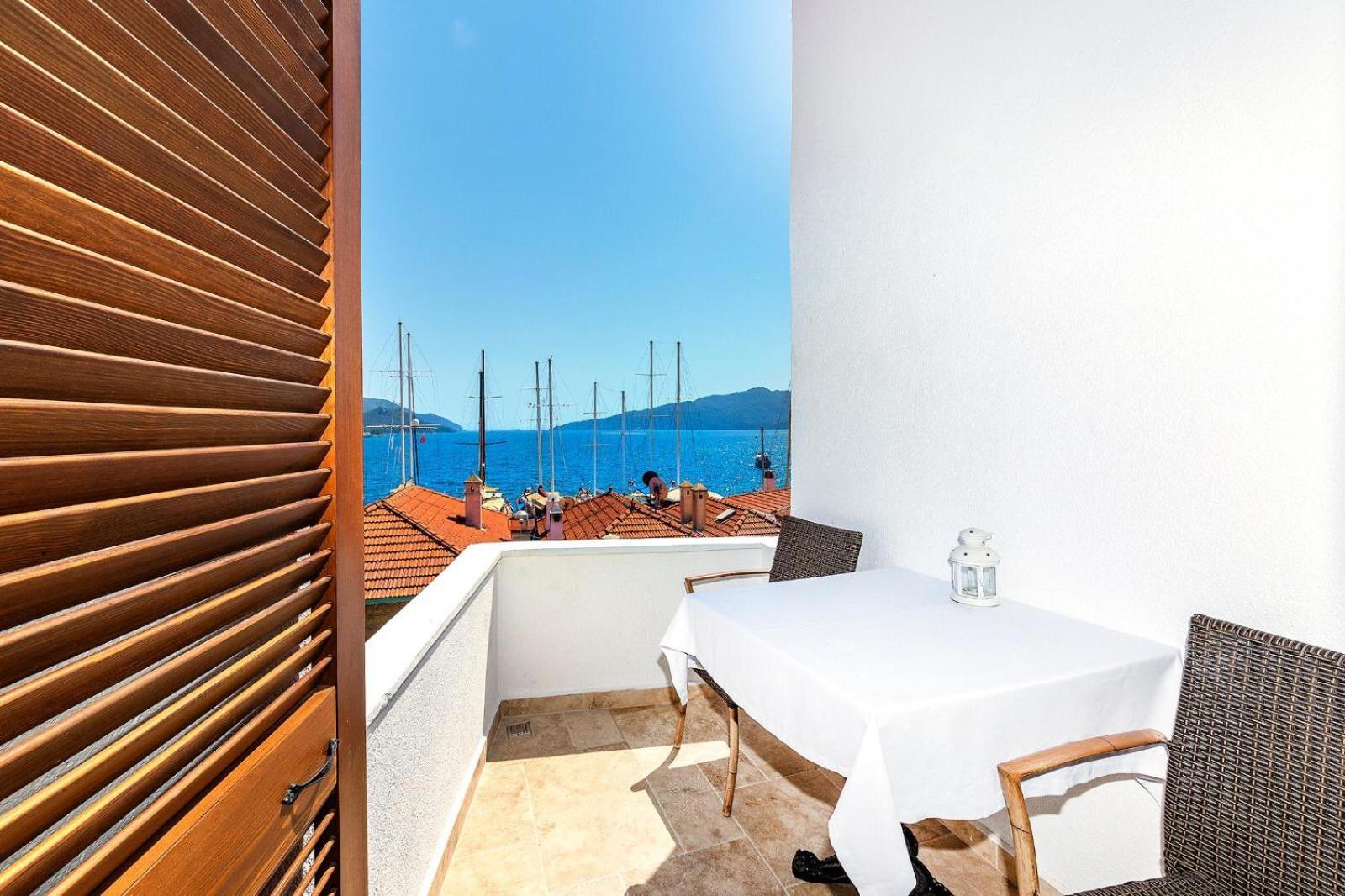 Deluxe Suite with Sea View - Photo 3