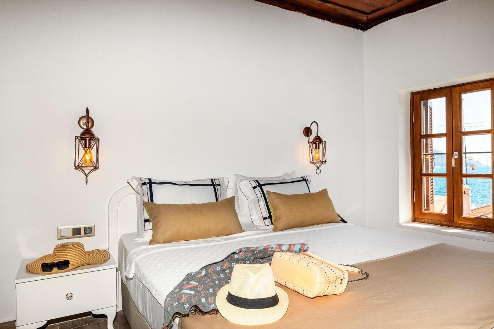 Deluxe Suite with Sea View - Photo 2