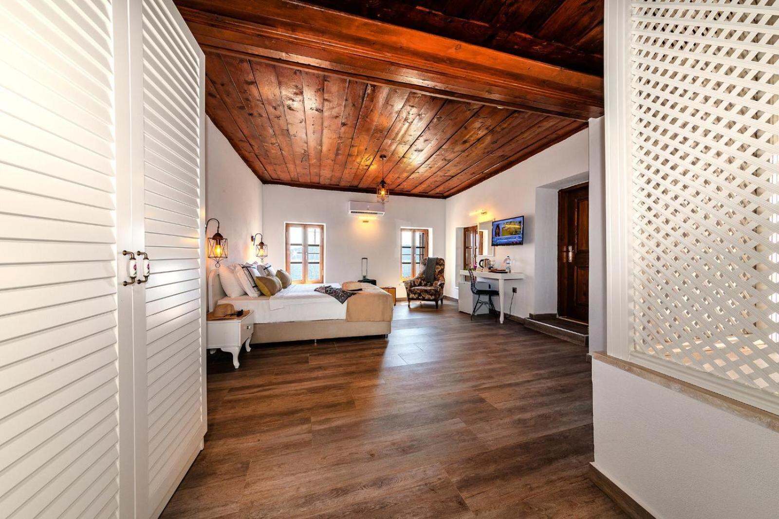 Deluxe Suite with Sea View - Photo 10