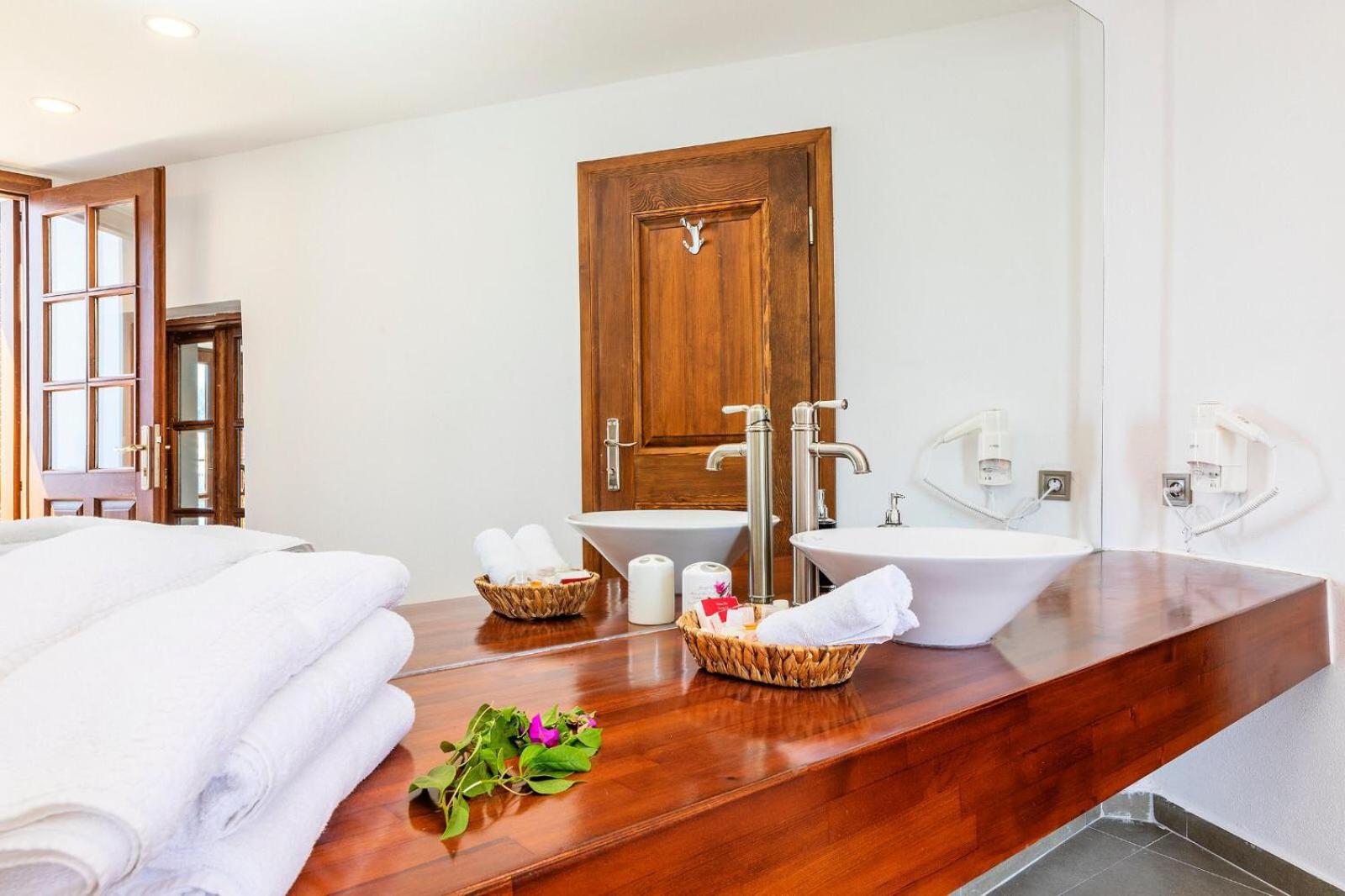 Deluxe Suite with Sea View - Photo 11