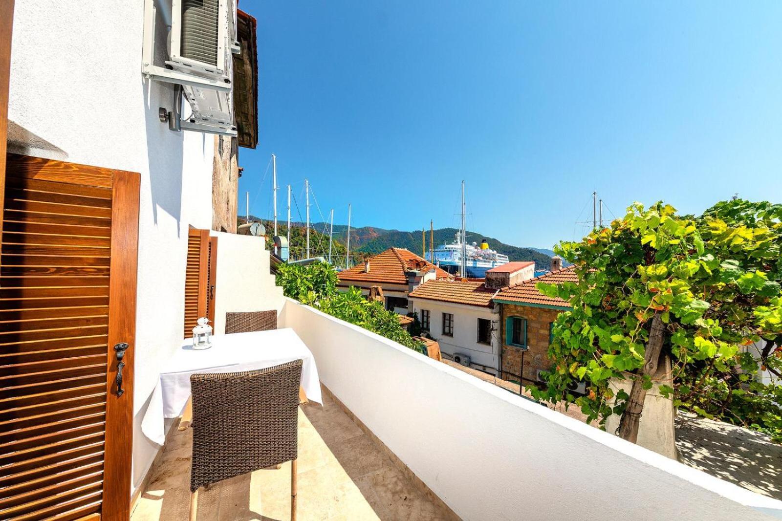Deluxe Suite with Sea View - Photo 12