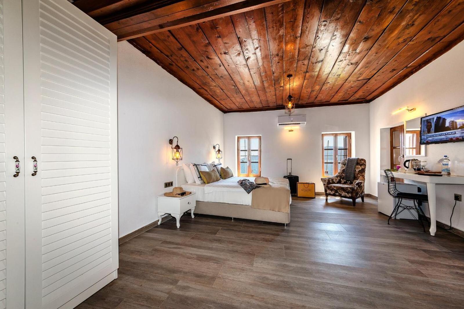 Deluxe Suite with Sea View - Photo 13