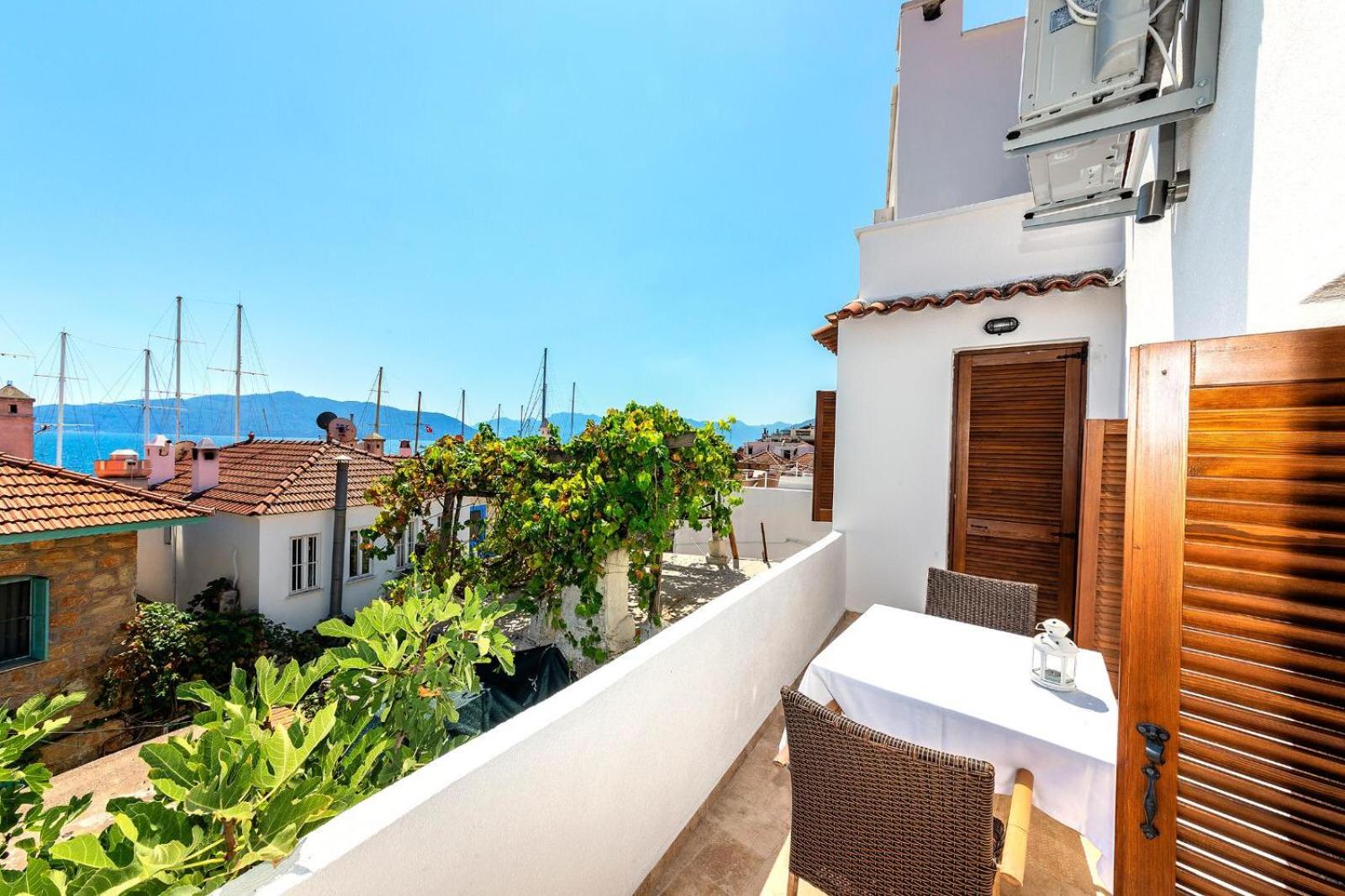 Deluxe Suite with Sea View - Photo 15