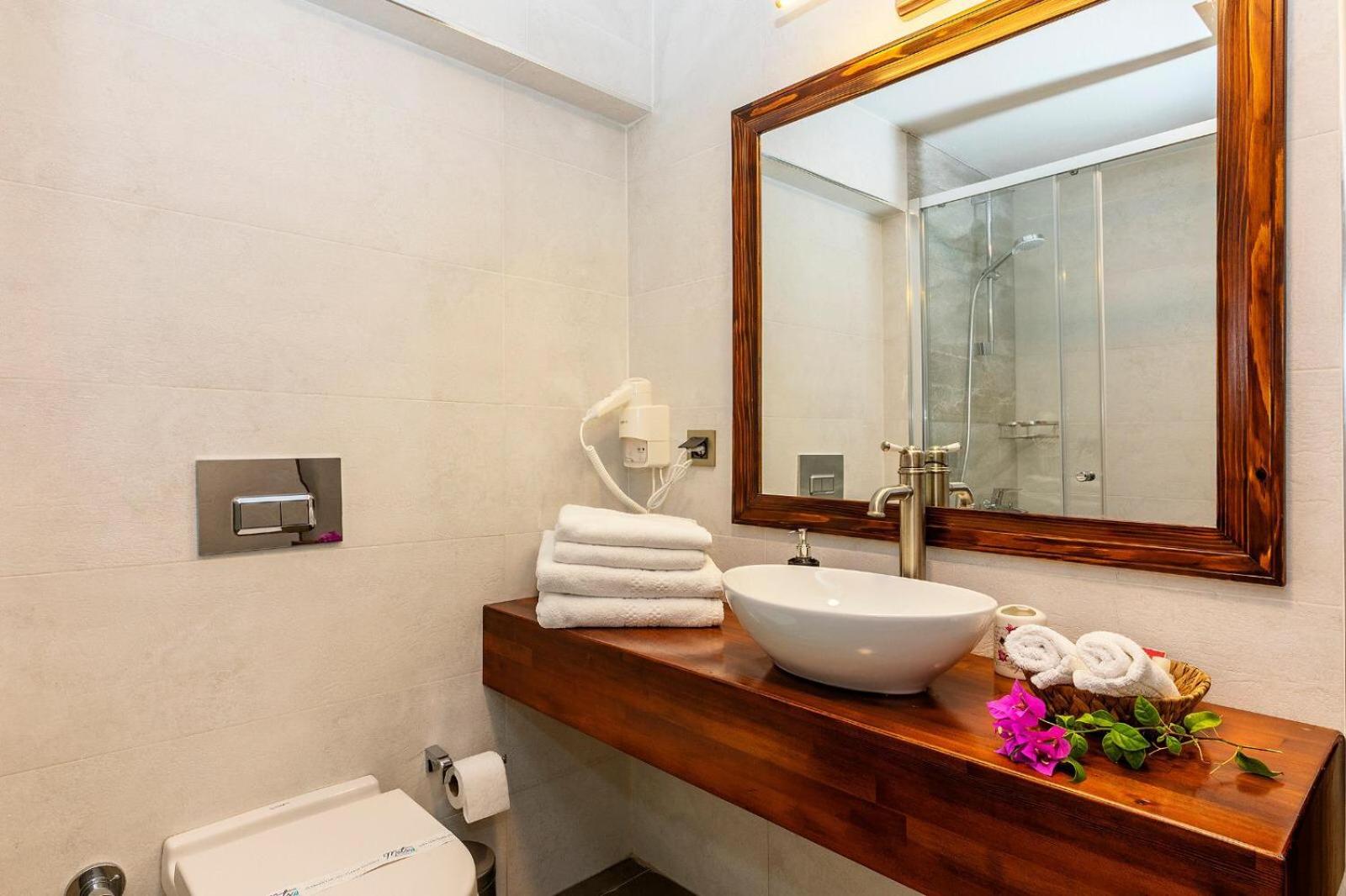 Deluxe Suite with Sea View - Photo 16
