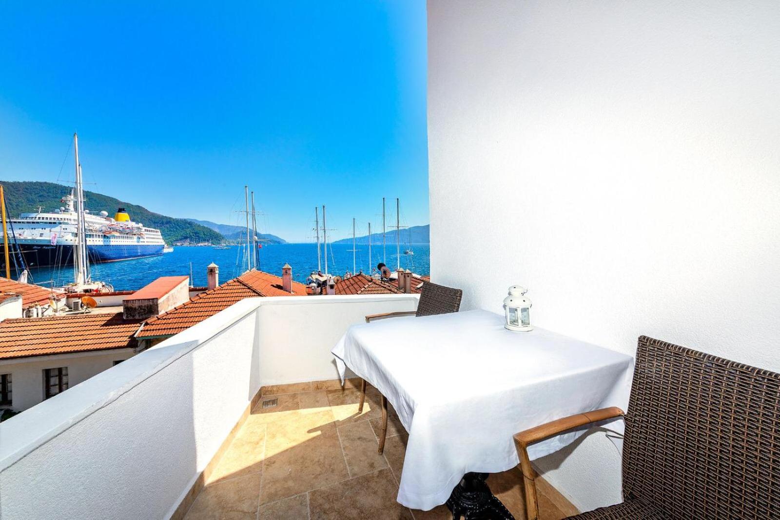 Deluxe Suite with Sea View - Photo 17