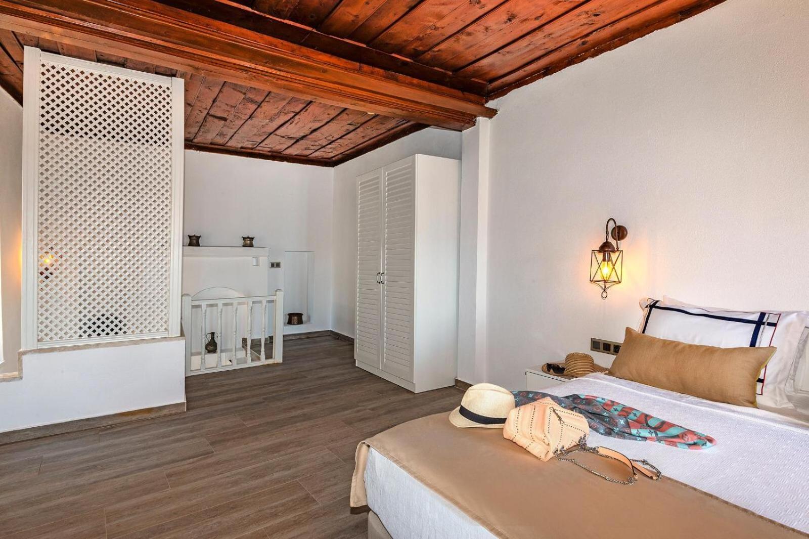 Deluxe Suite with Sea View - Photo 19