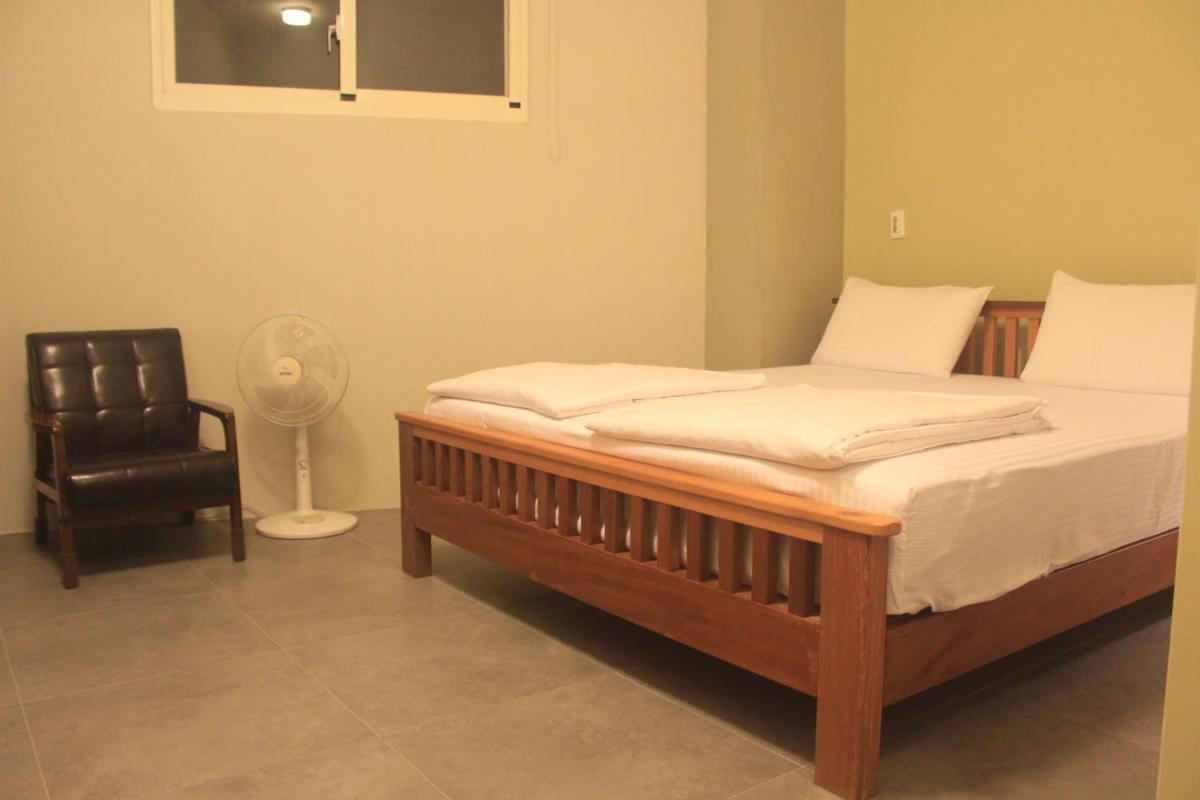 Queen Room photo 2