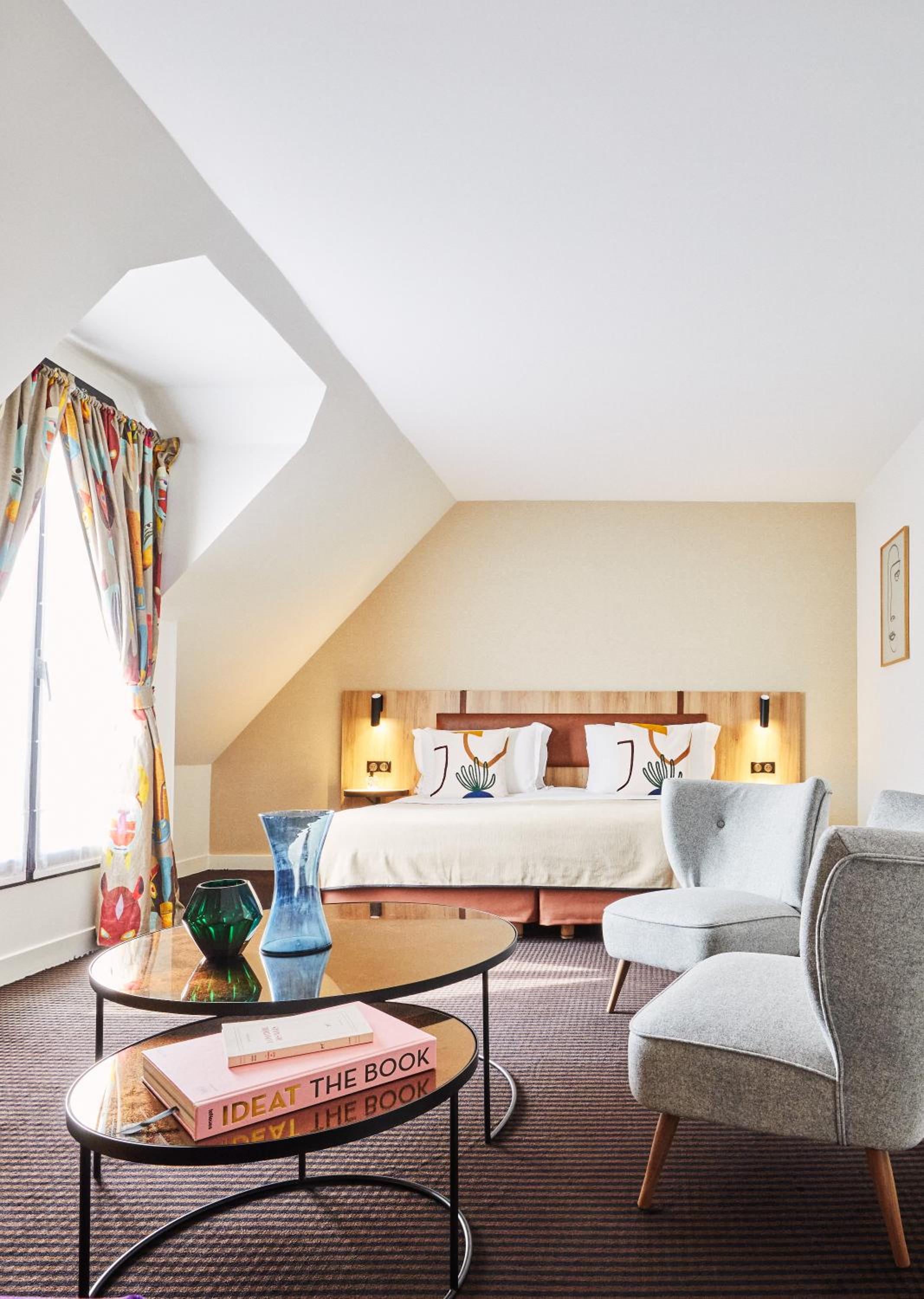 Junior Suite with Eiffel Tower View thumbnail 6