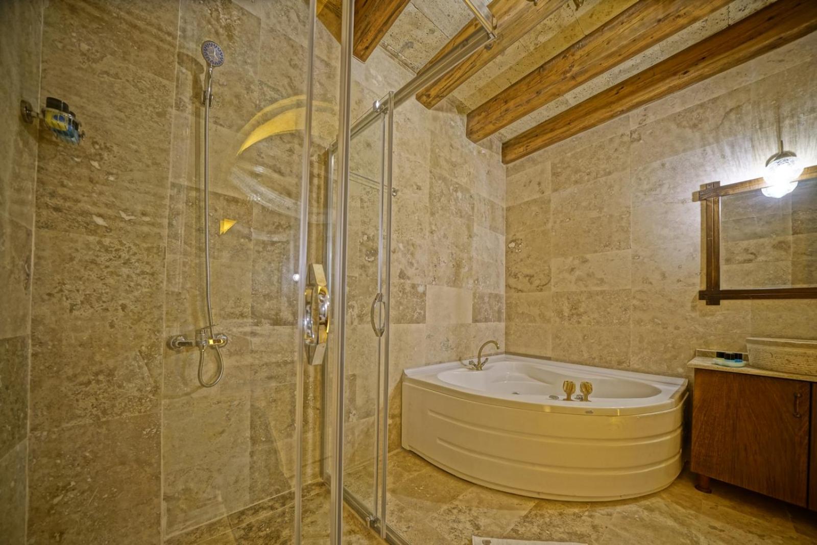 Honeymoon Suite - Photo 4
