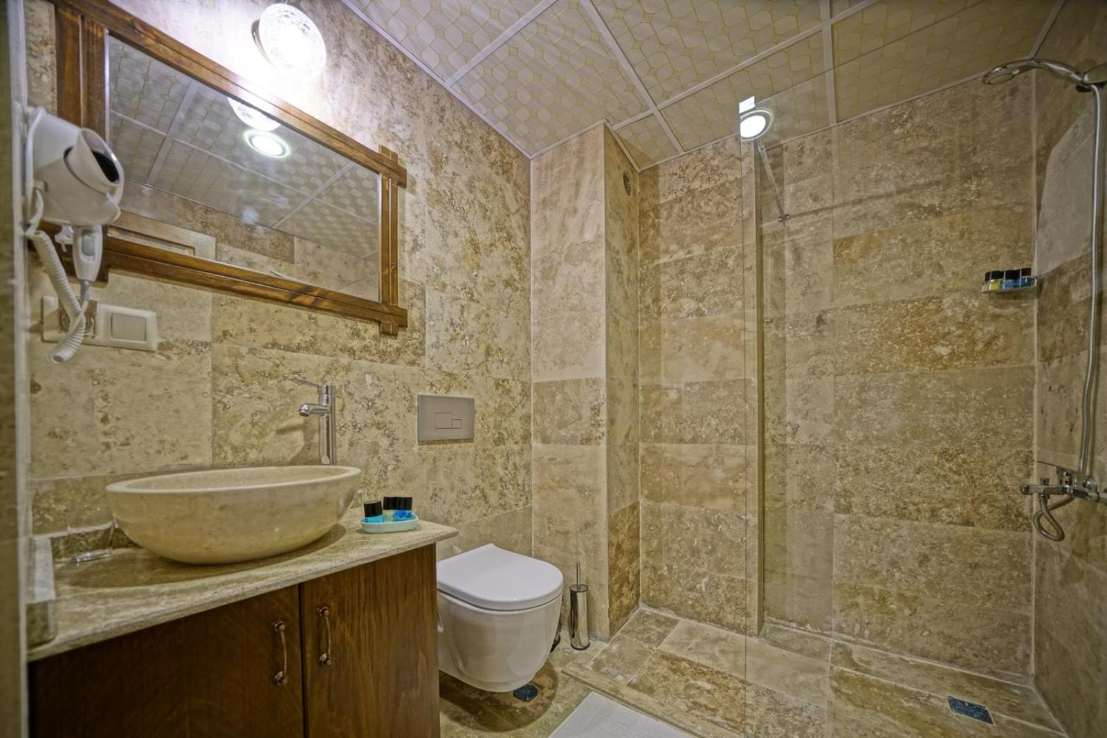 Standard Double Room - Photo 16