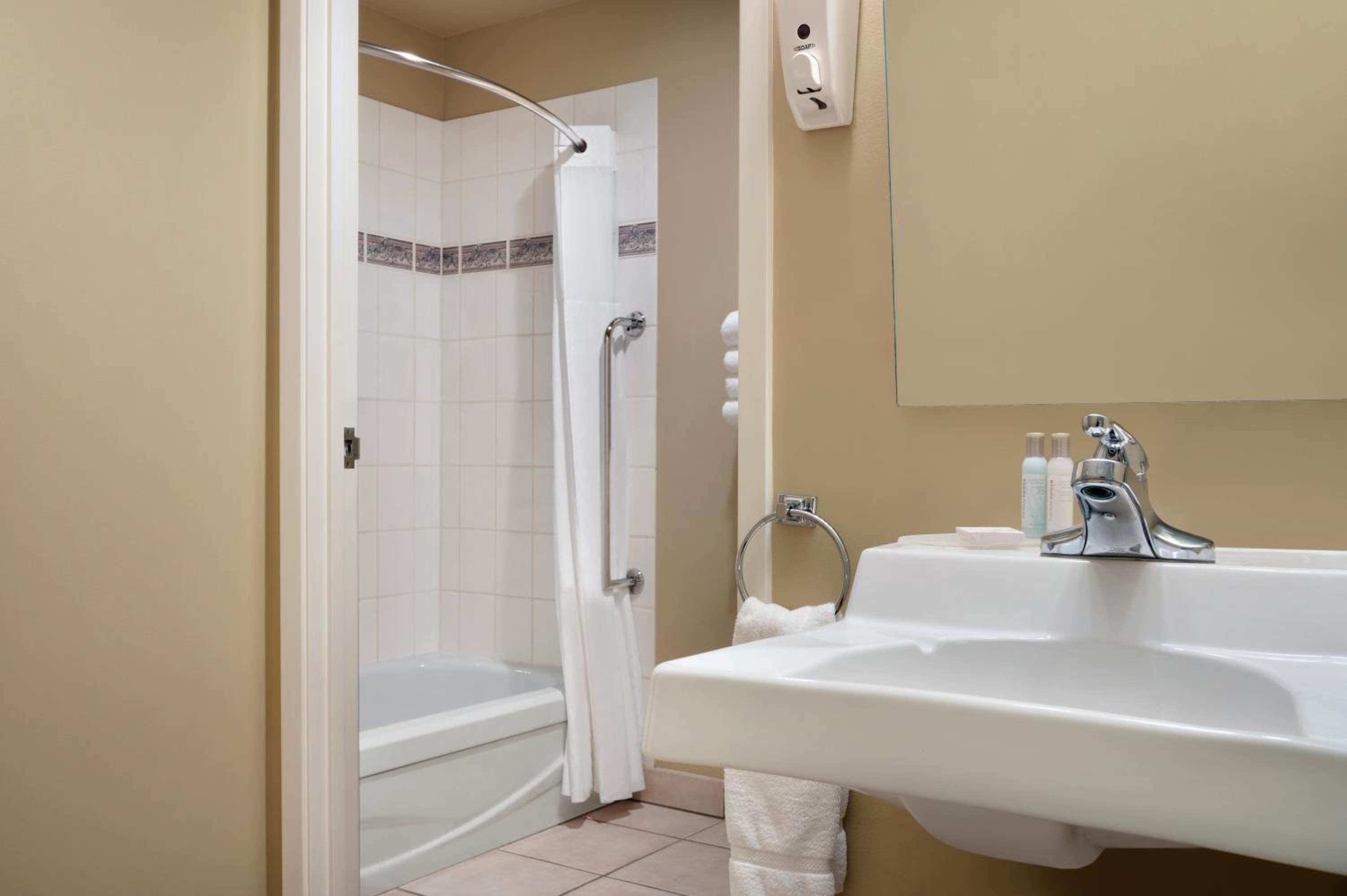 Queen Room - Mobility Access/Non-Smoking - Photo 4