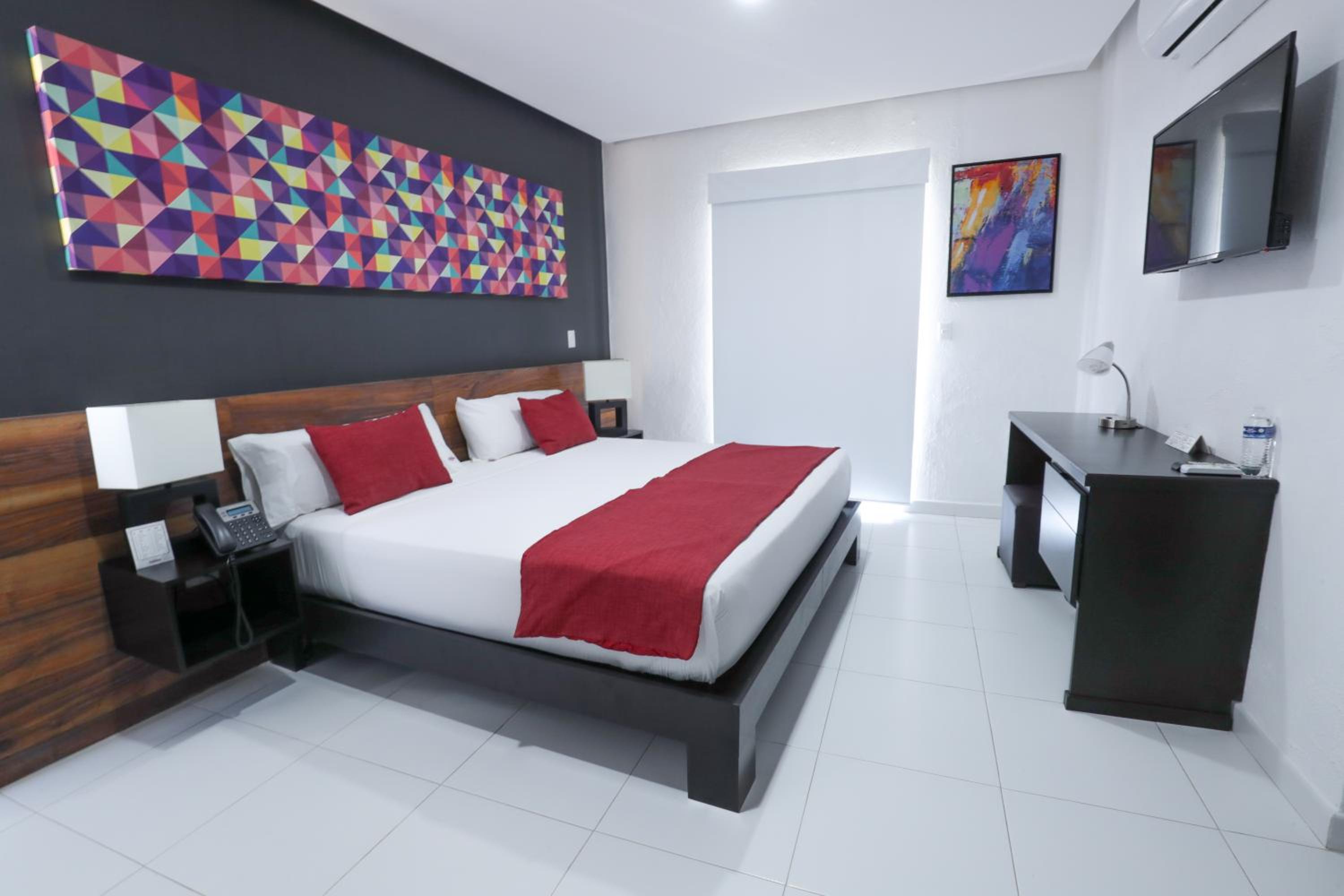 Deluxe King Room - Photo 3